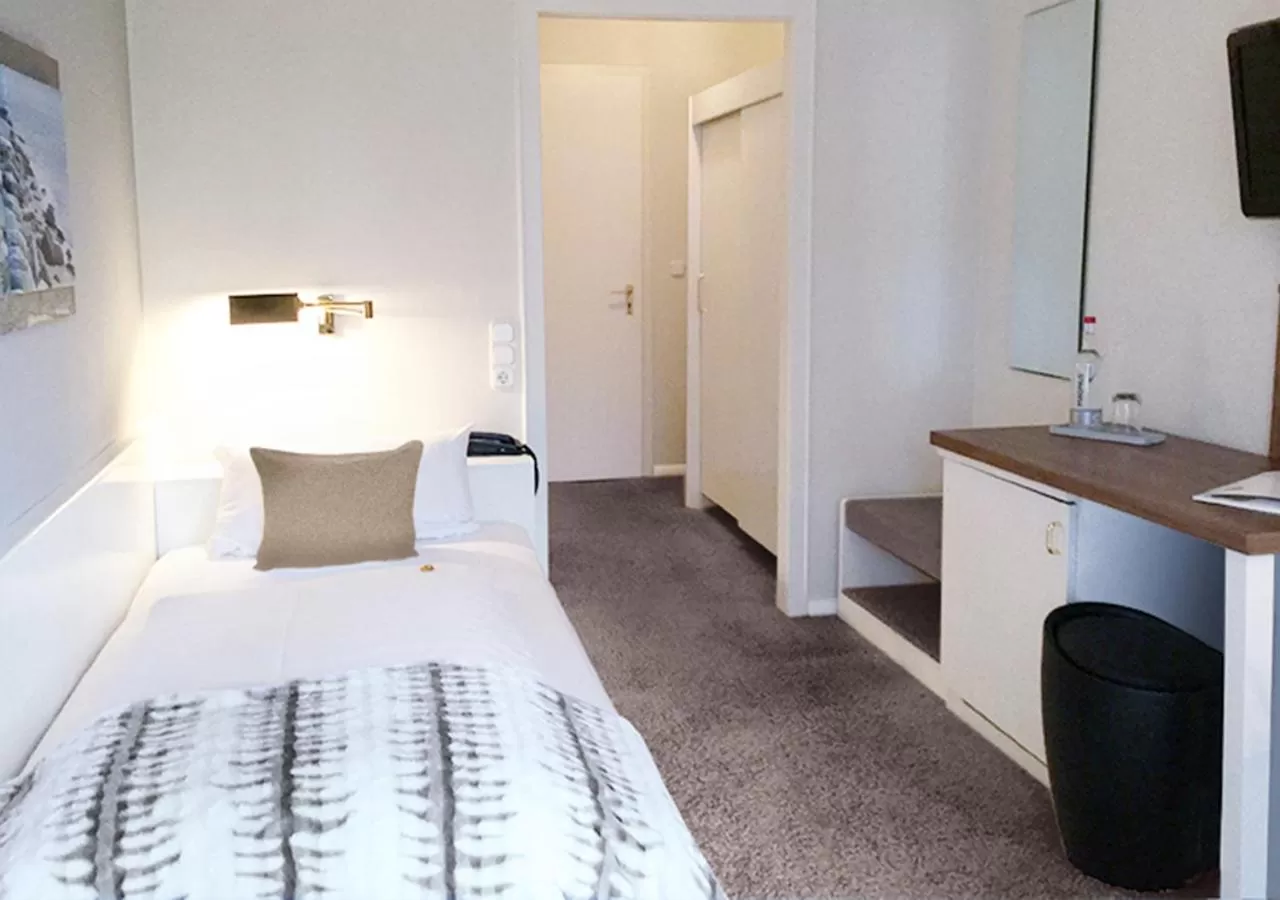 Photo of the whole room, Bed in Hotel Ancora Timmendorfer Strand, Pool inklusive