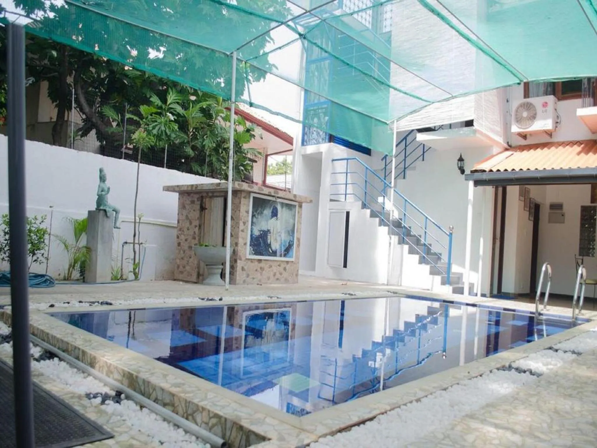 Swimming pool in Colombo Villa