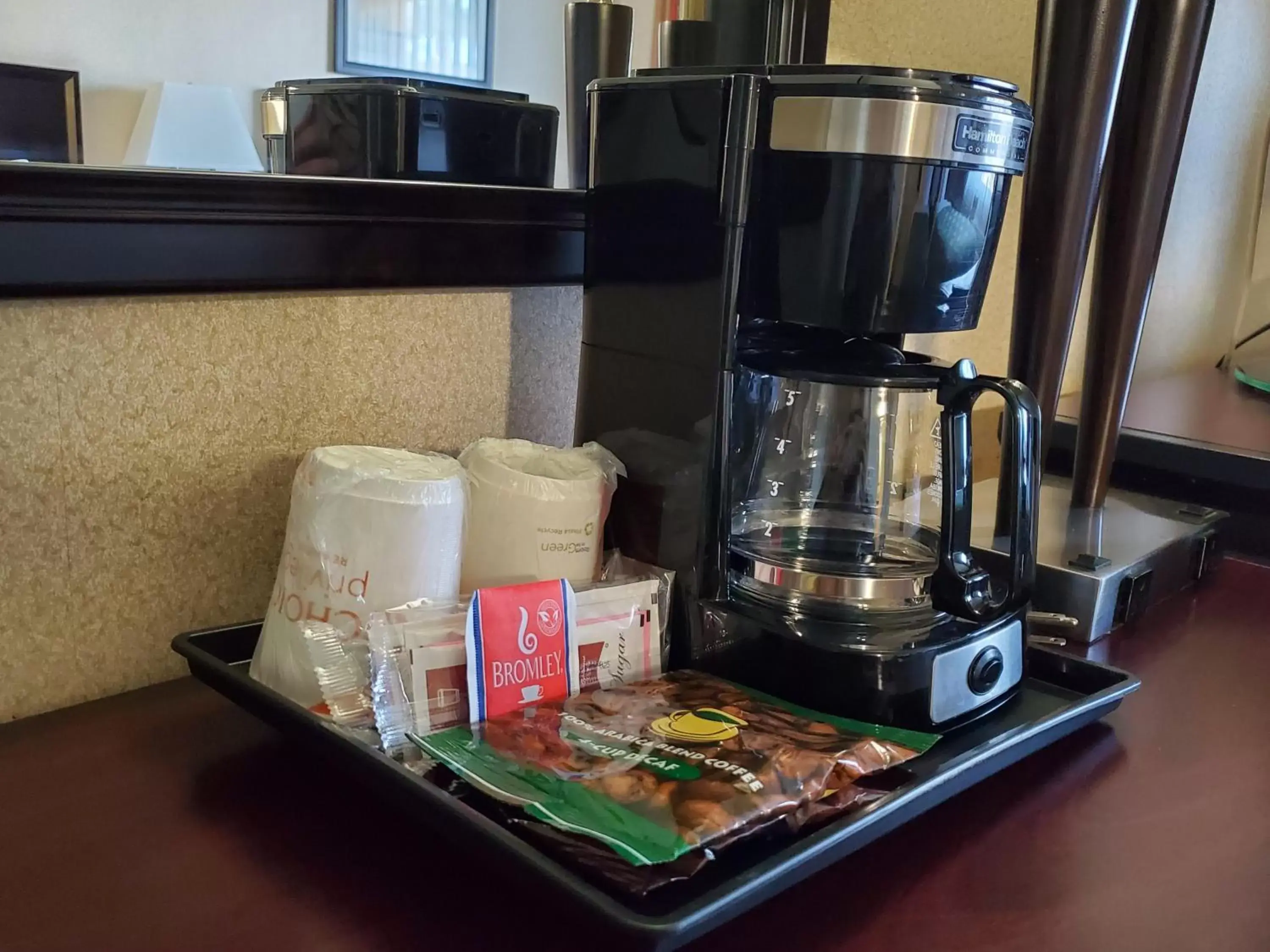 Coffee/tea facilities in Quality Inn & Suites Anaheim at the Park