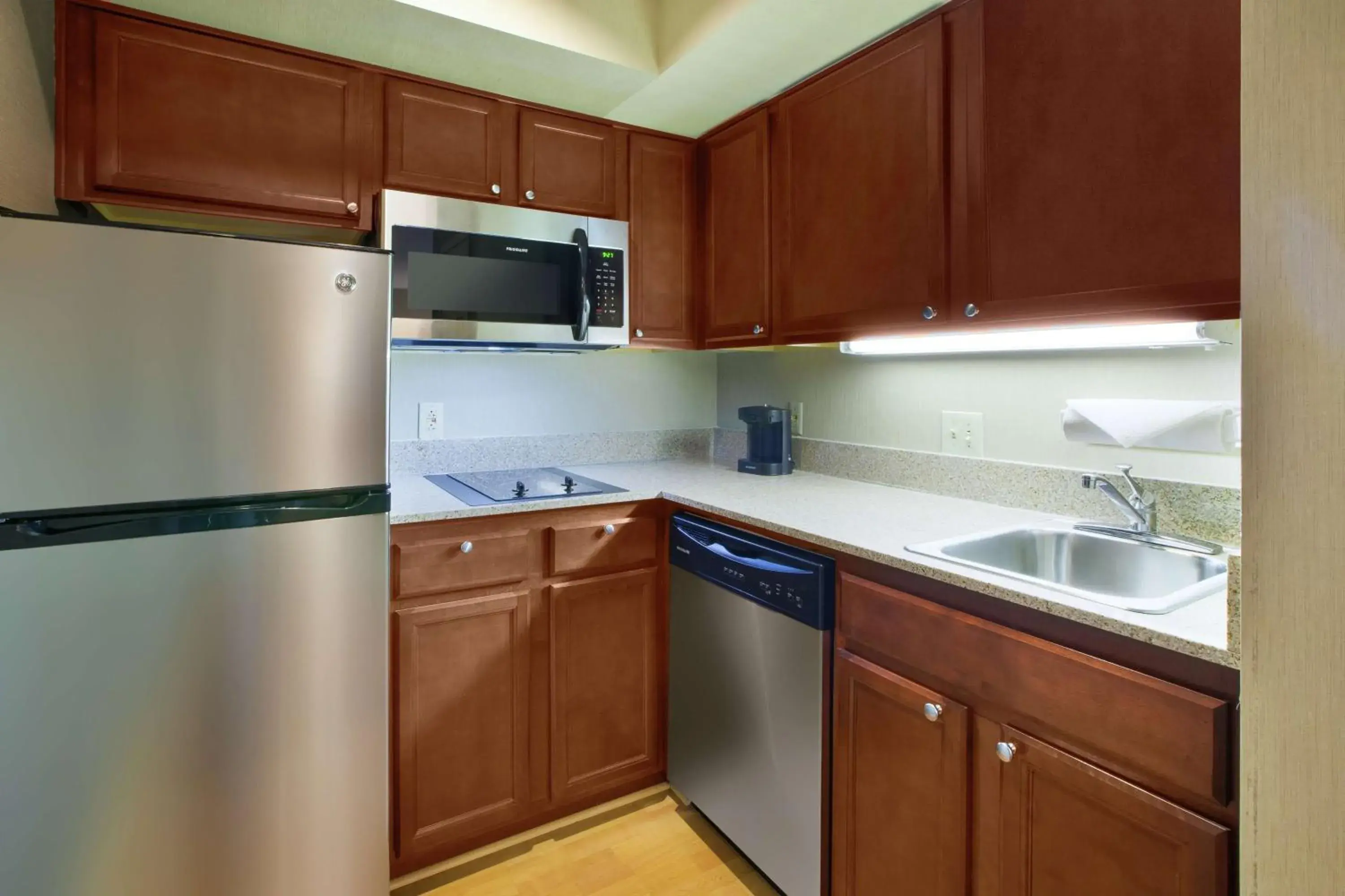 Kitchen or kitchenette, Kitchen/Kitchenette in Homewood Suites Dayton-Fairborn