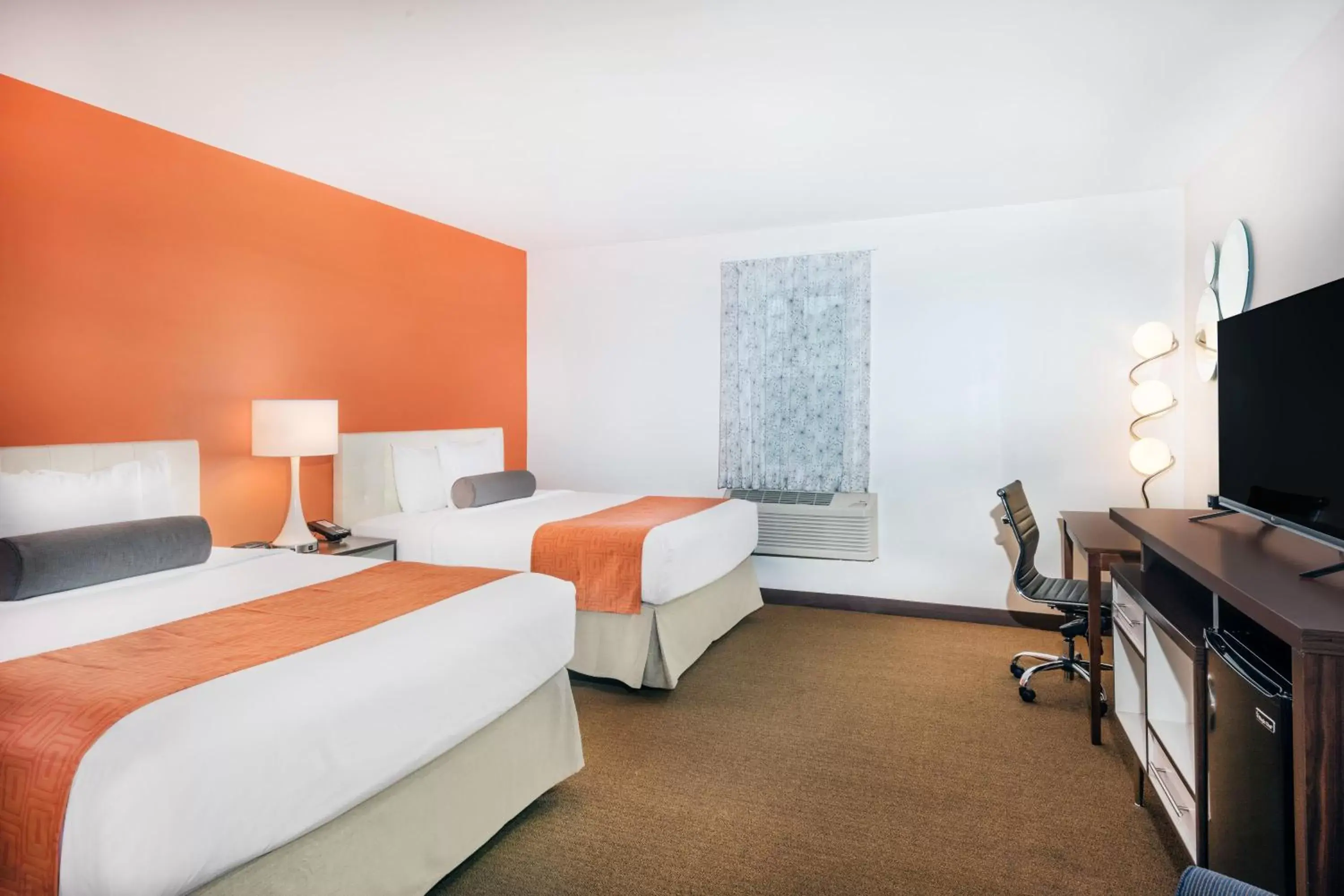 Photo of the whole room, Bed in Howard Johnson by Wyndham Quincy/ Boston