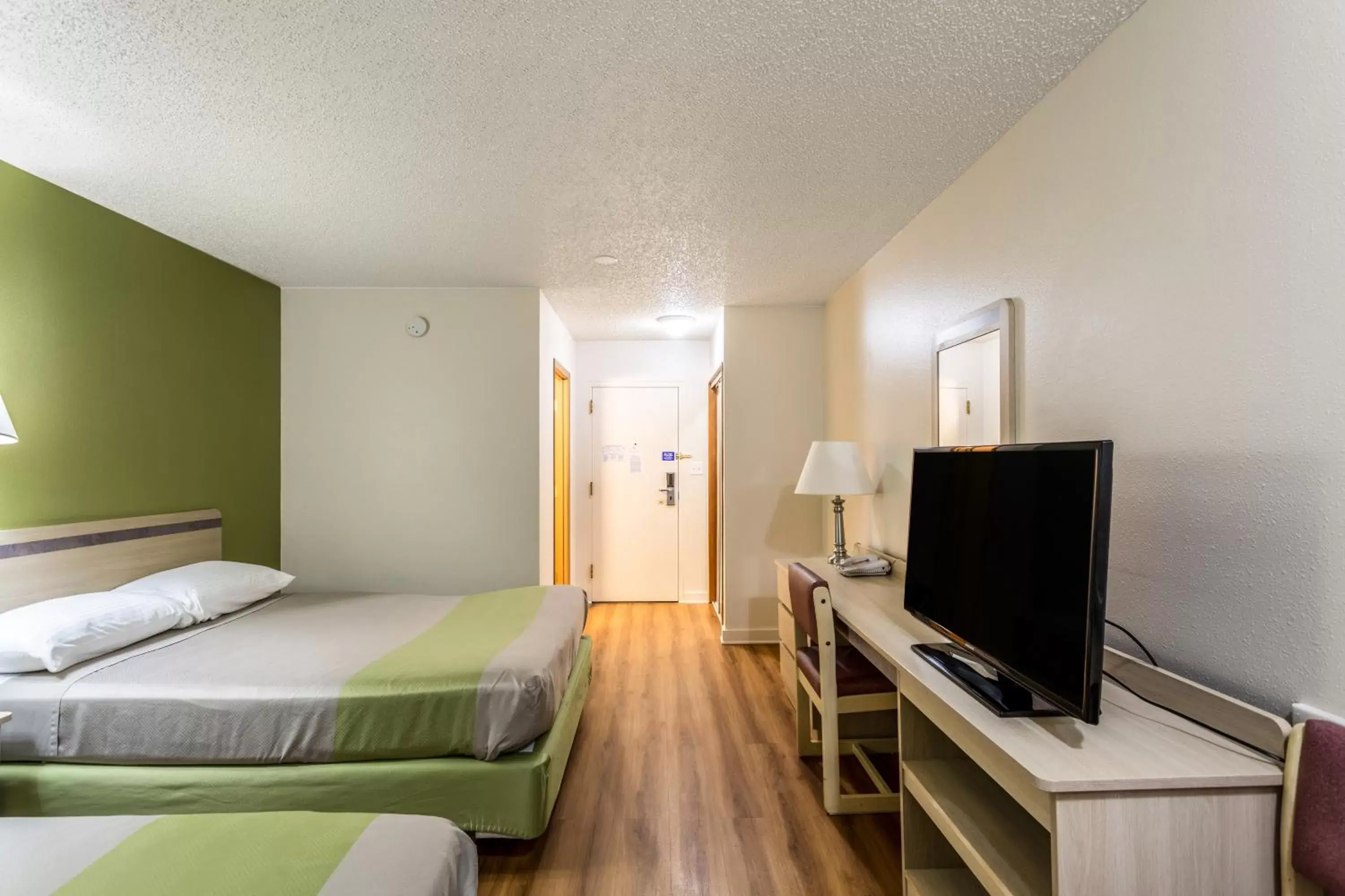 Bedroom, TV/Entertainment Center in Motel 6-Great Falls, MT