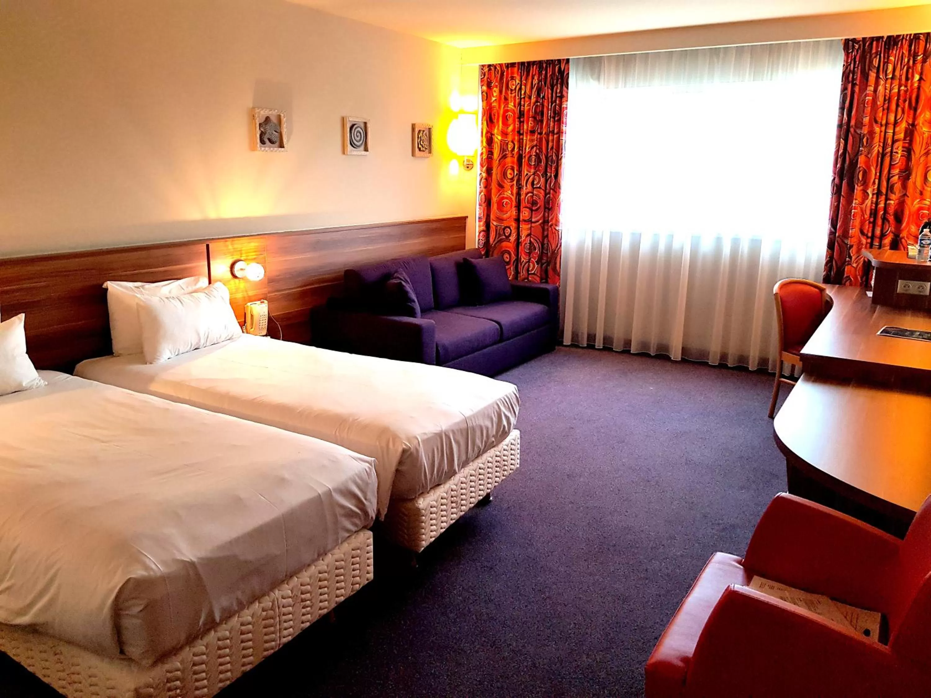 Photo of the whole room, Bed in Golden Tulip Bâle Mulhouse - Hôtel Restaurant