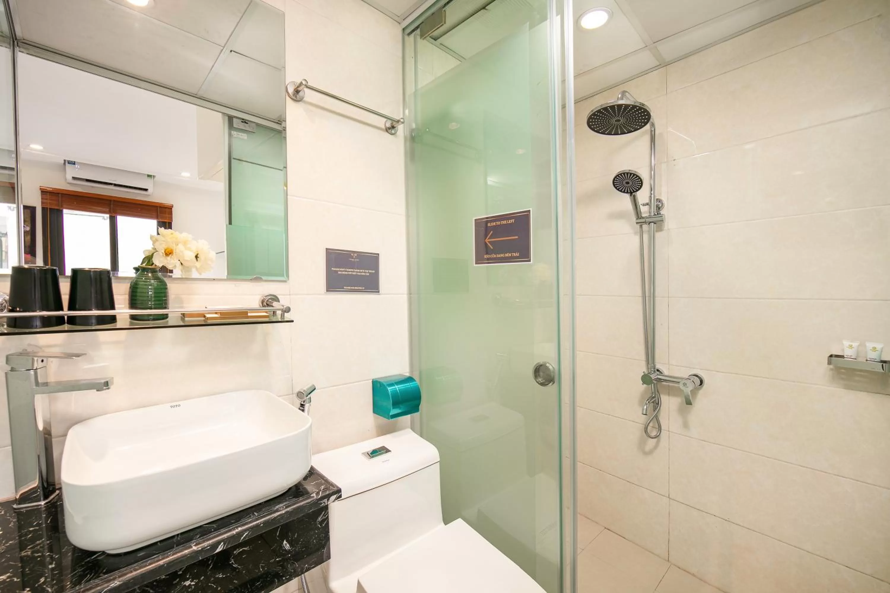 Shower in TrangTrang Classy Hotel