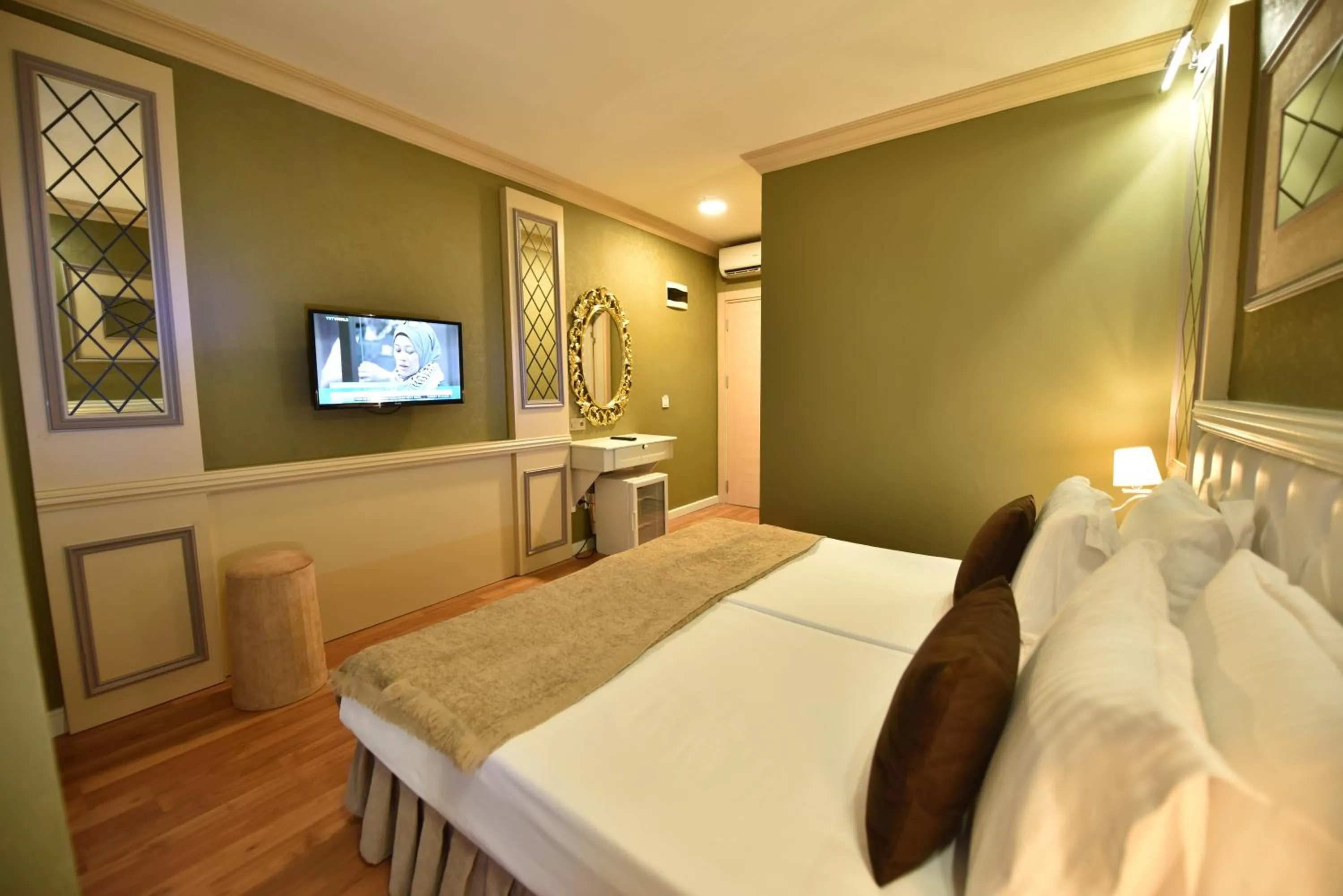 Photo of the whole room, Bed in Sunlight Hotel