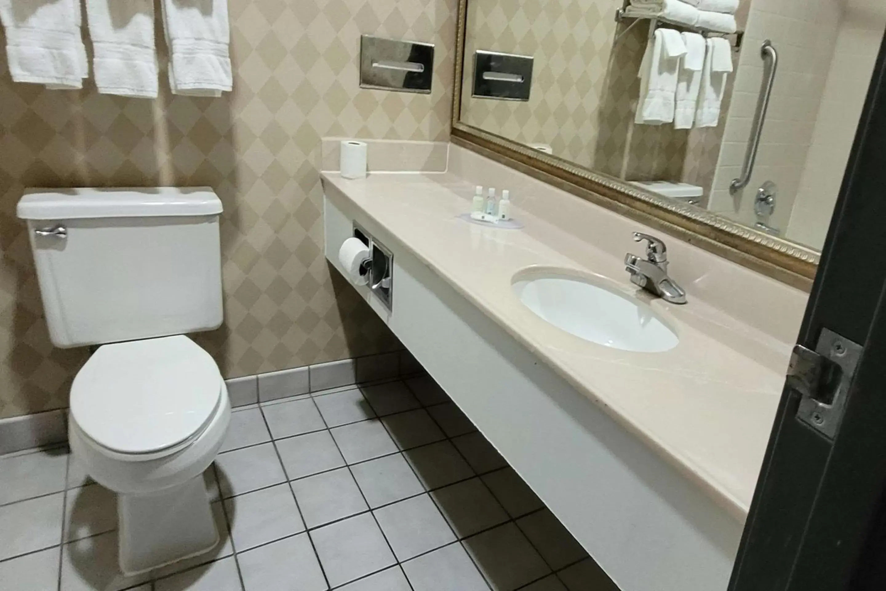 Bedroom, Bathroom in Quality Inn & Suites Columbia I-70