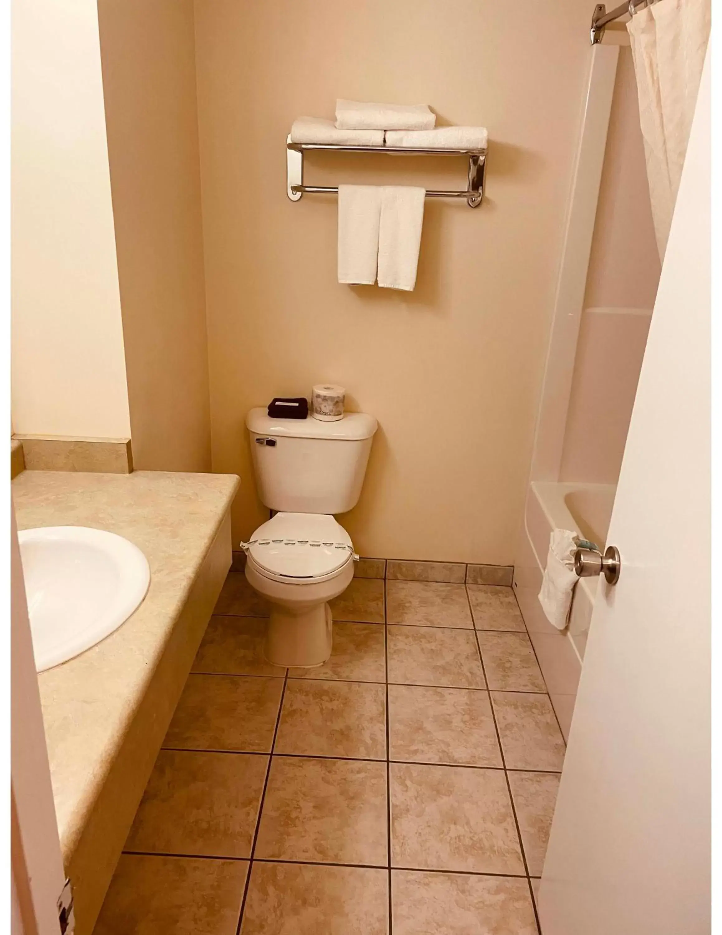 Bathroom in Aurora Park Inn & Suites