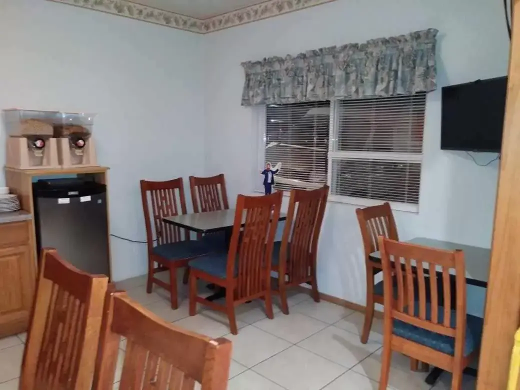 Dining Area in Howard Johnson by Wyndham Roseburg