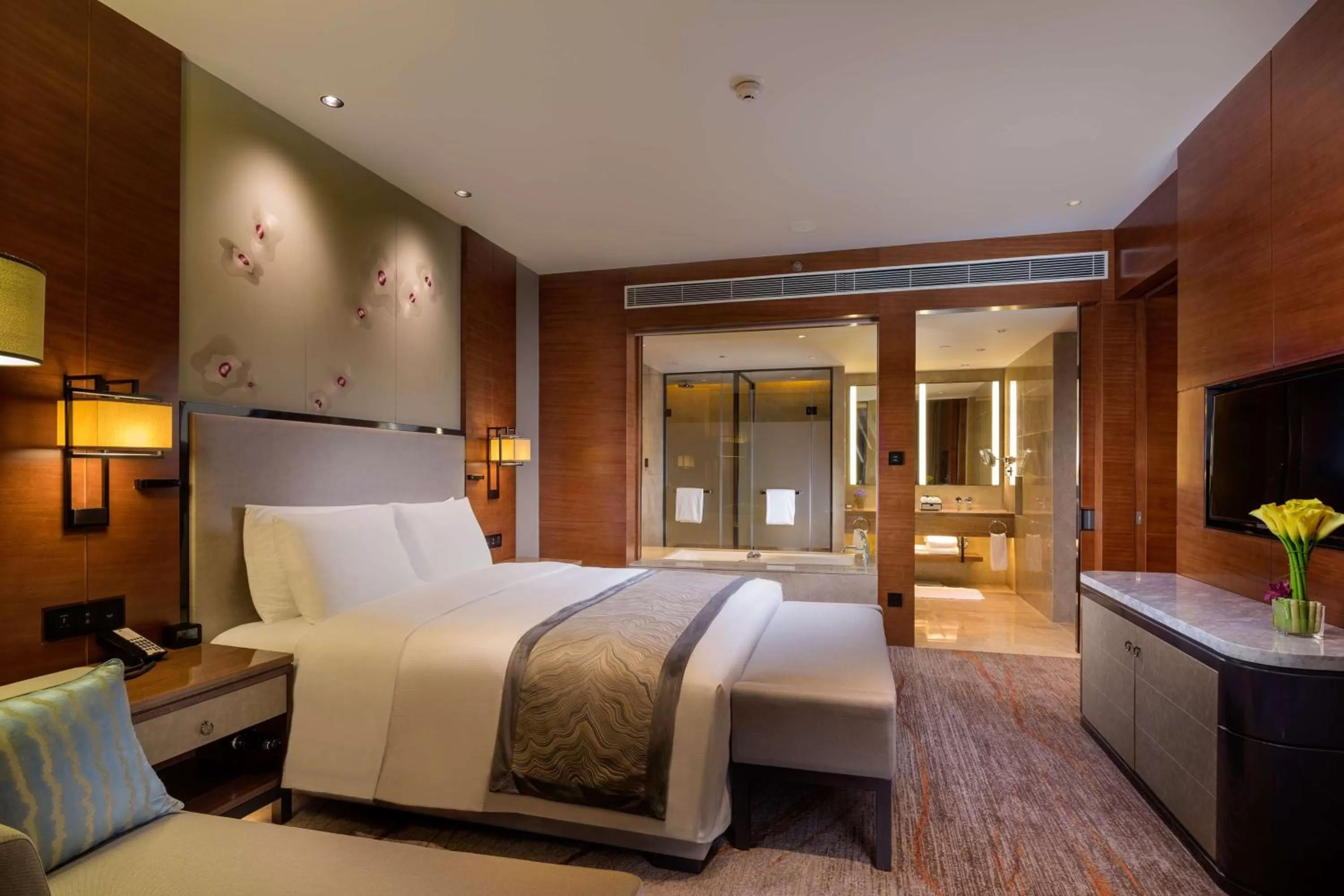 Bathroom, Bed in DoubleTree by Hilton Guangzhou Science City-Free Shuttle Bus Service During Canton Fair Period