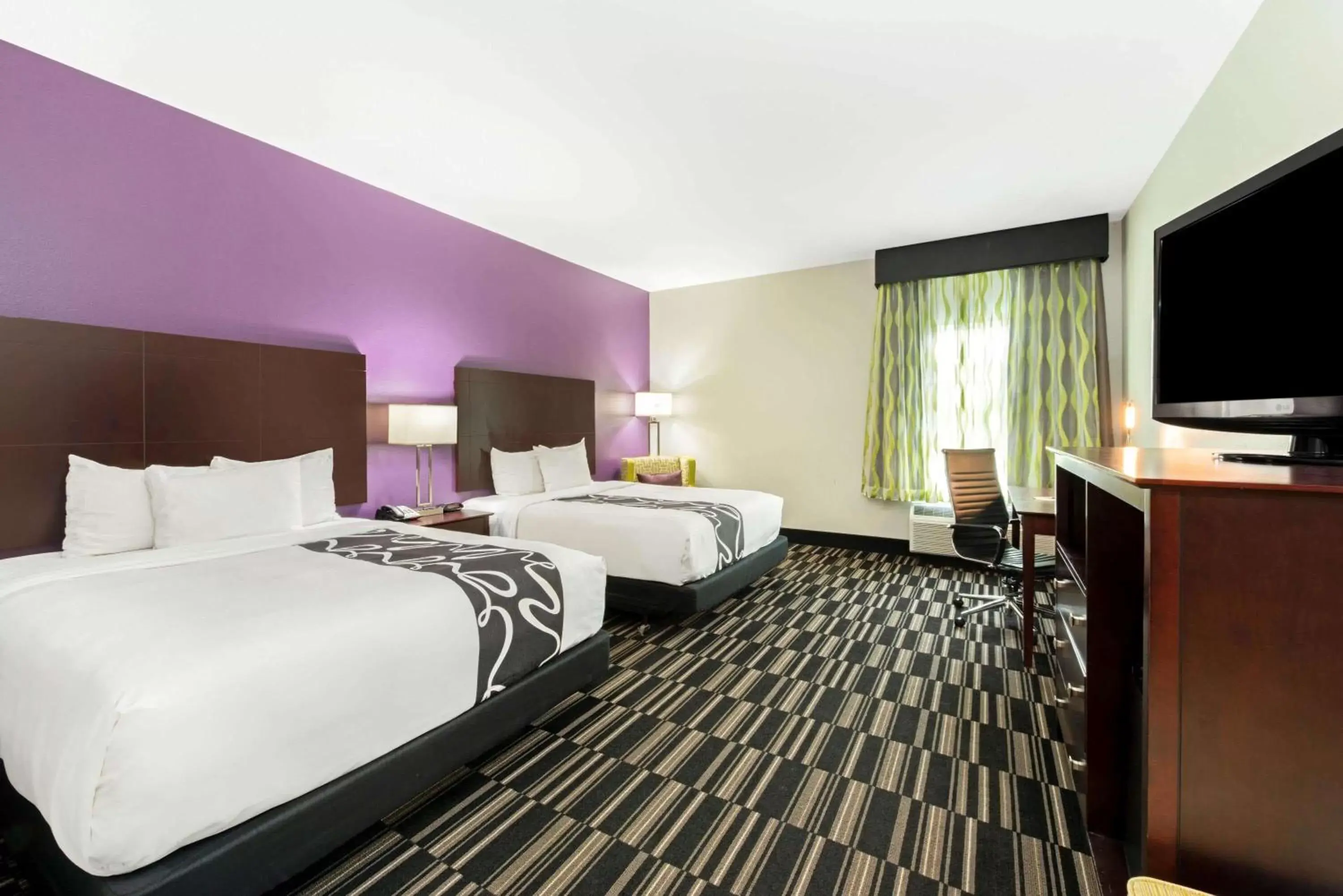 Photo of the whole room, Bed in La Quinta by Wyndham Bridge City