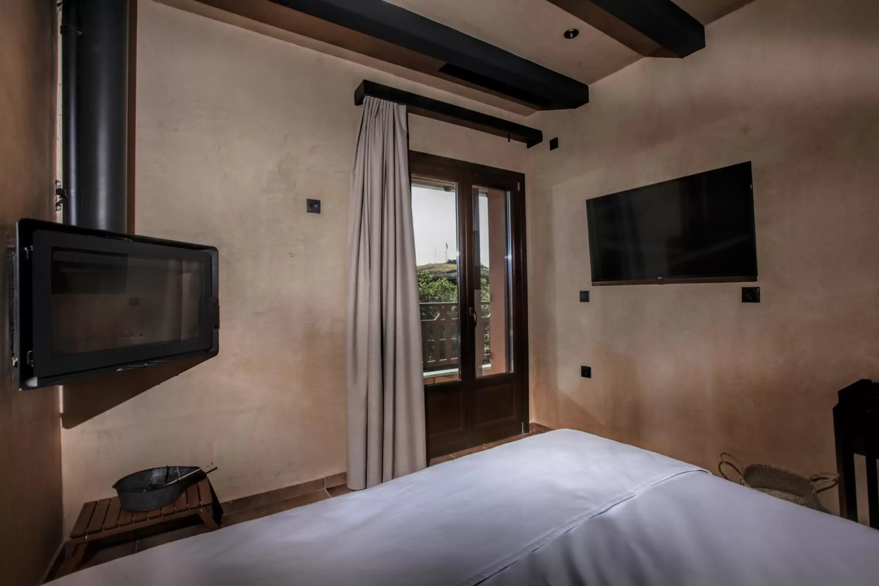 TV and multimedia, TV/Entertainment Center in Meteora Heaven and Earth Kastraki premium suites