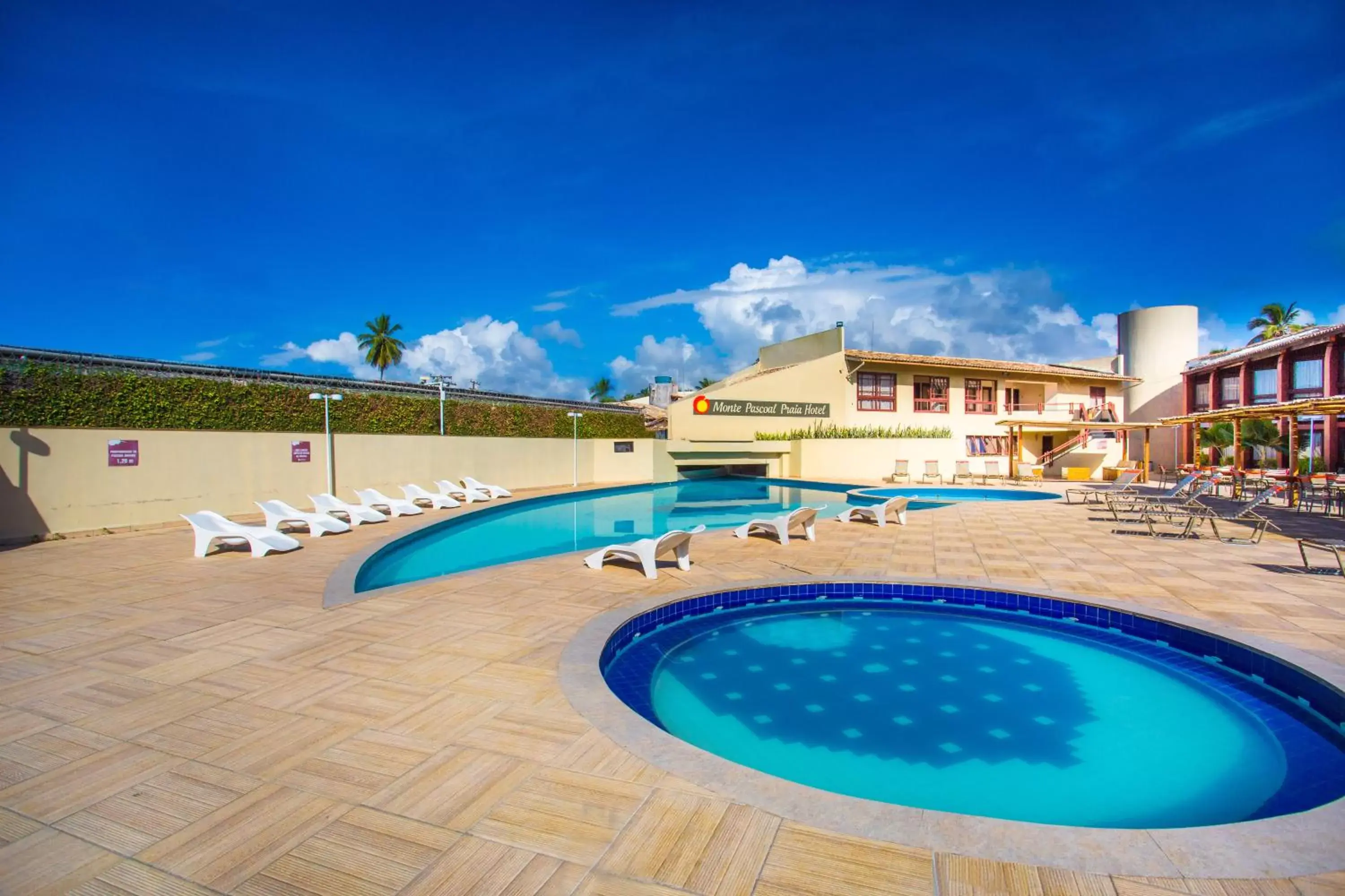 Swimming Pool in Monte Pascoal Praia Hotel