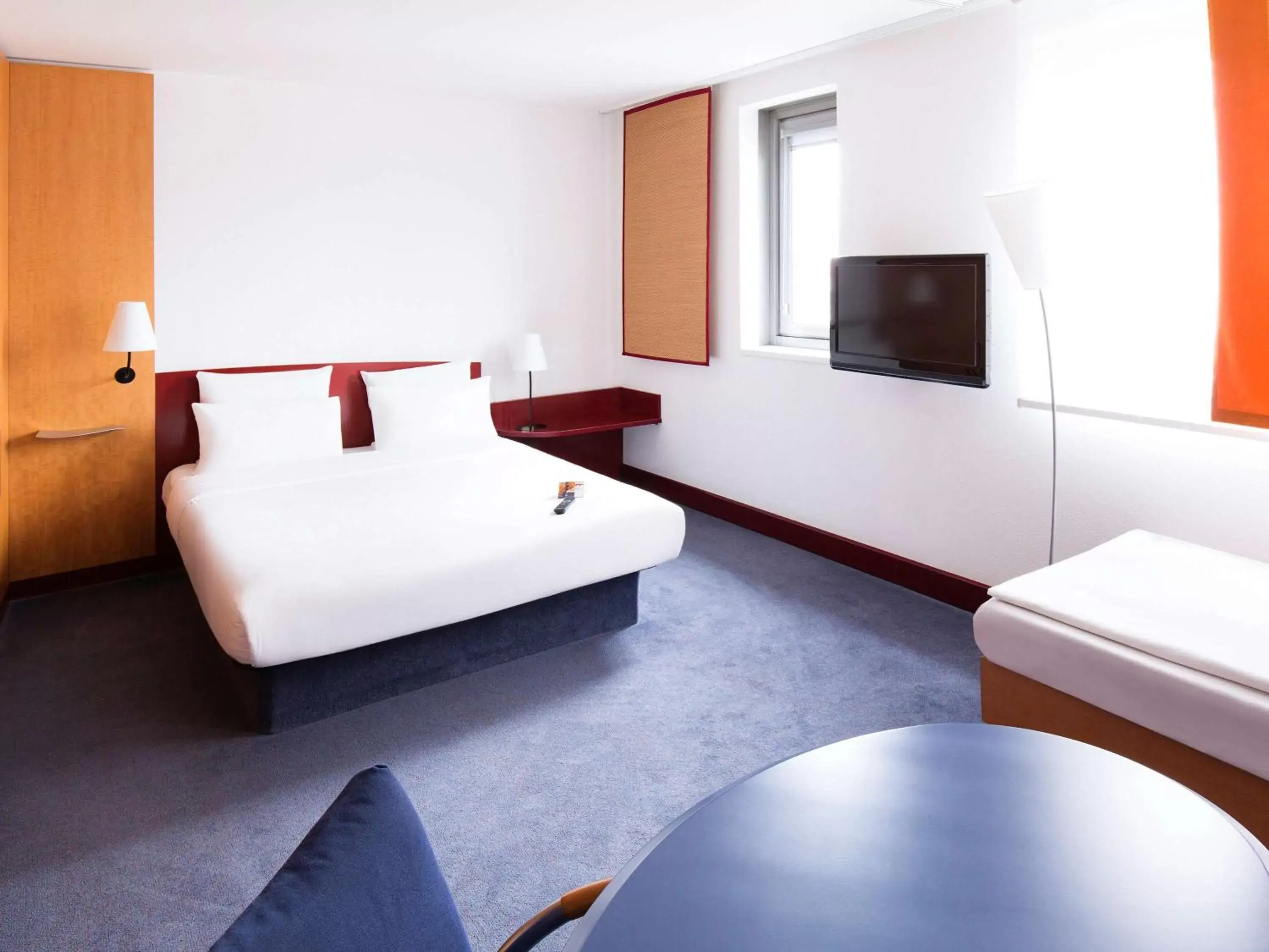 Photo of the whole room, Bed in Novotel Suites Hannover