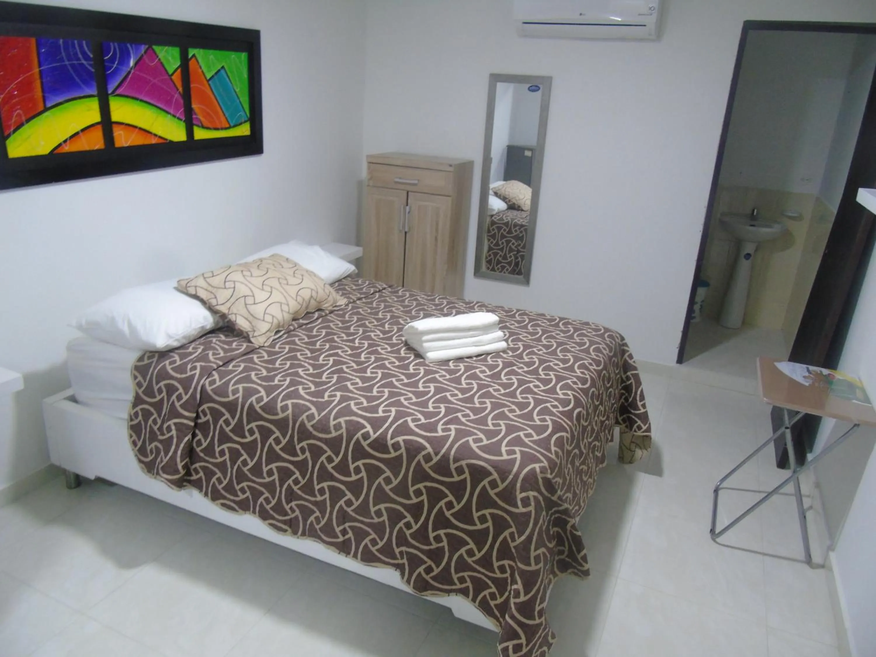 Bedroom, Bed in Blue Emerald Inn