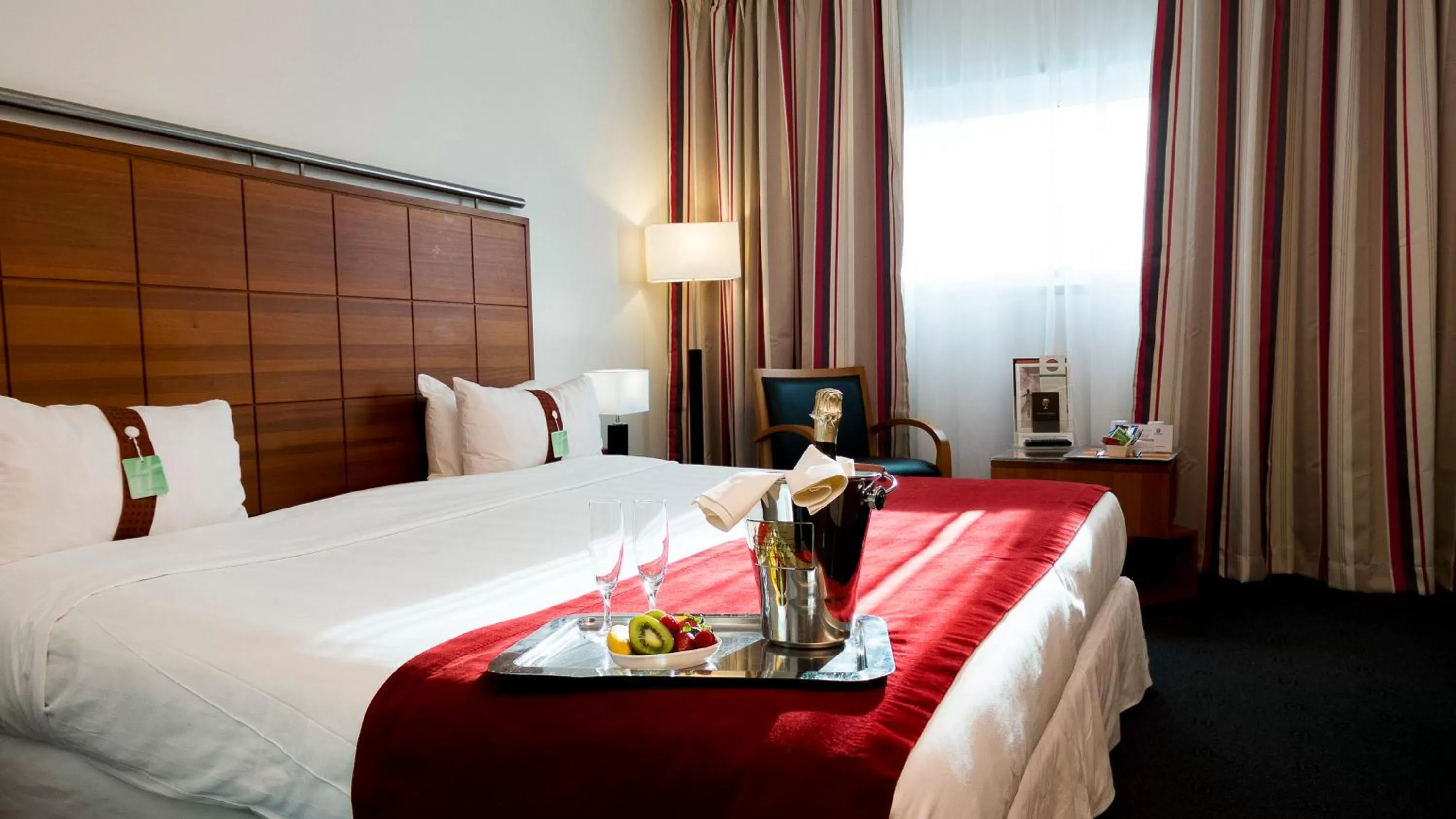 Photo of the whole room, Bed in Holiday Inn Bordeaux Sud - Pessac by IHG