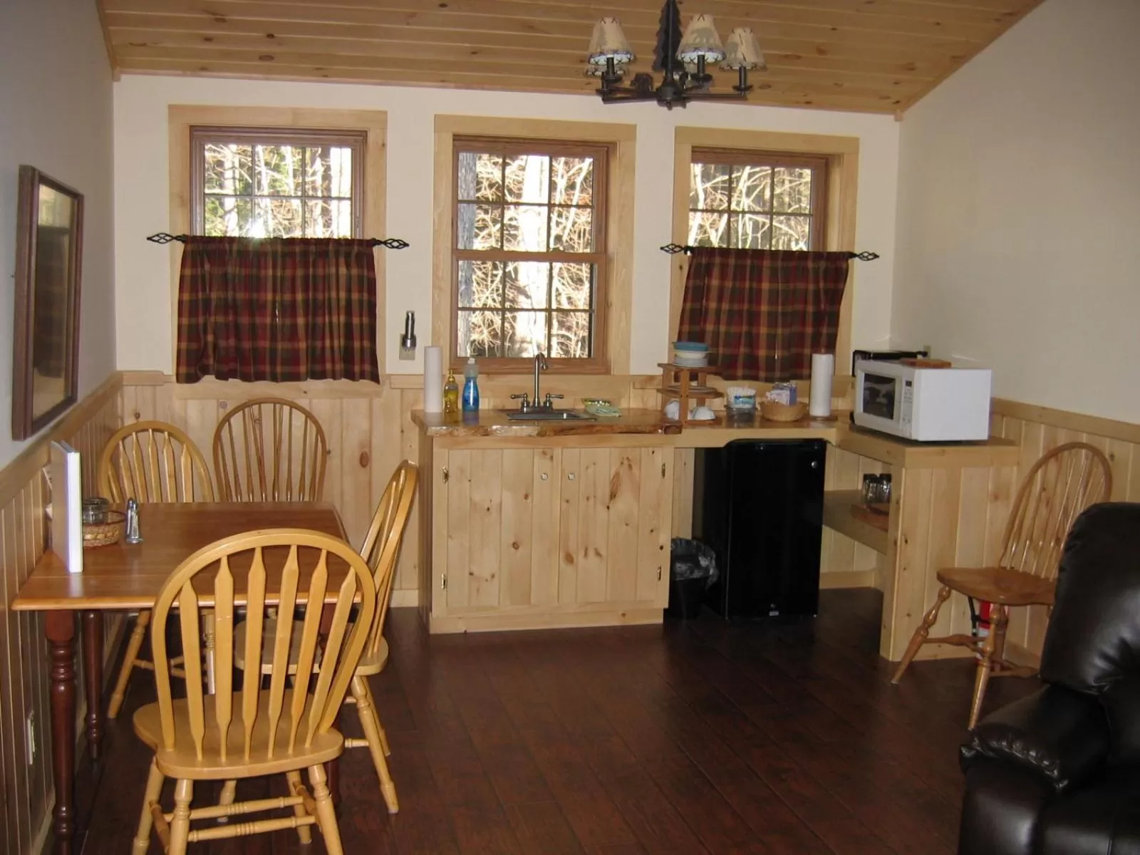 Kitchen/Kitchenette in Trails End Inn