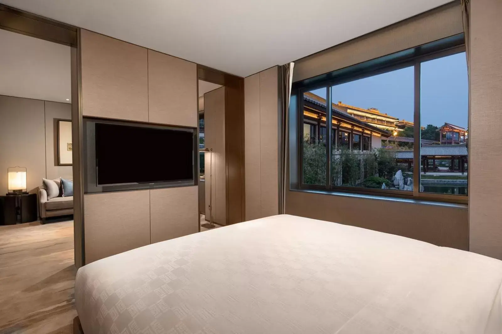 Bed, TV/Entertainment Center in HUALUXE Xi'an Tanghua, an IHG Hotel