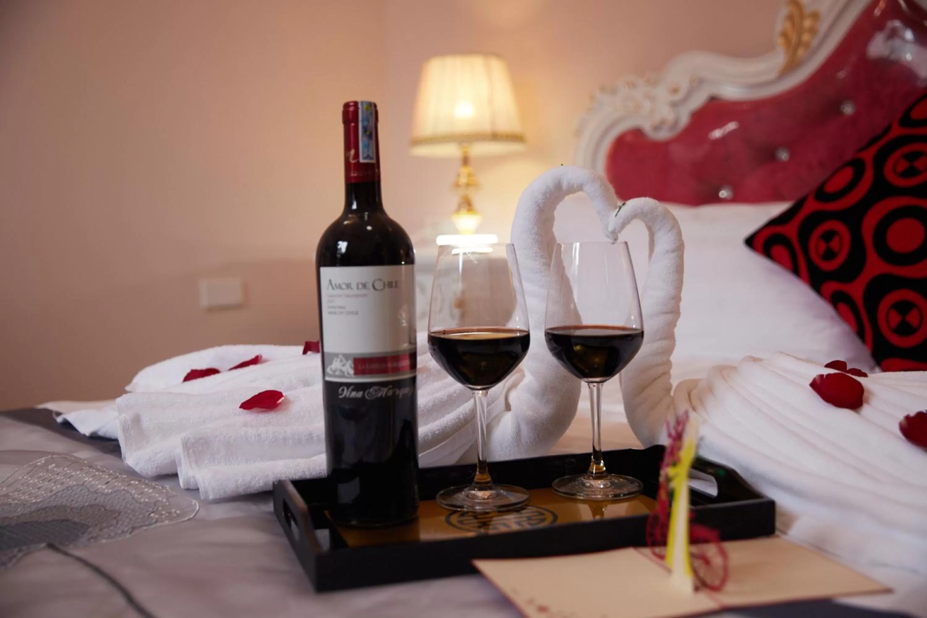 Alcoholic drinks, Bed in Lucky Budda Inn Villa