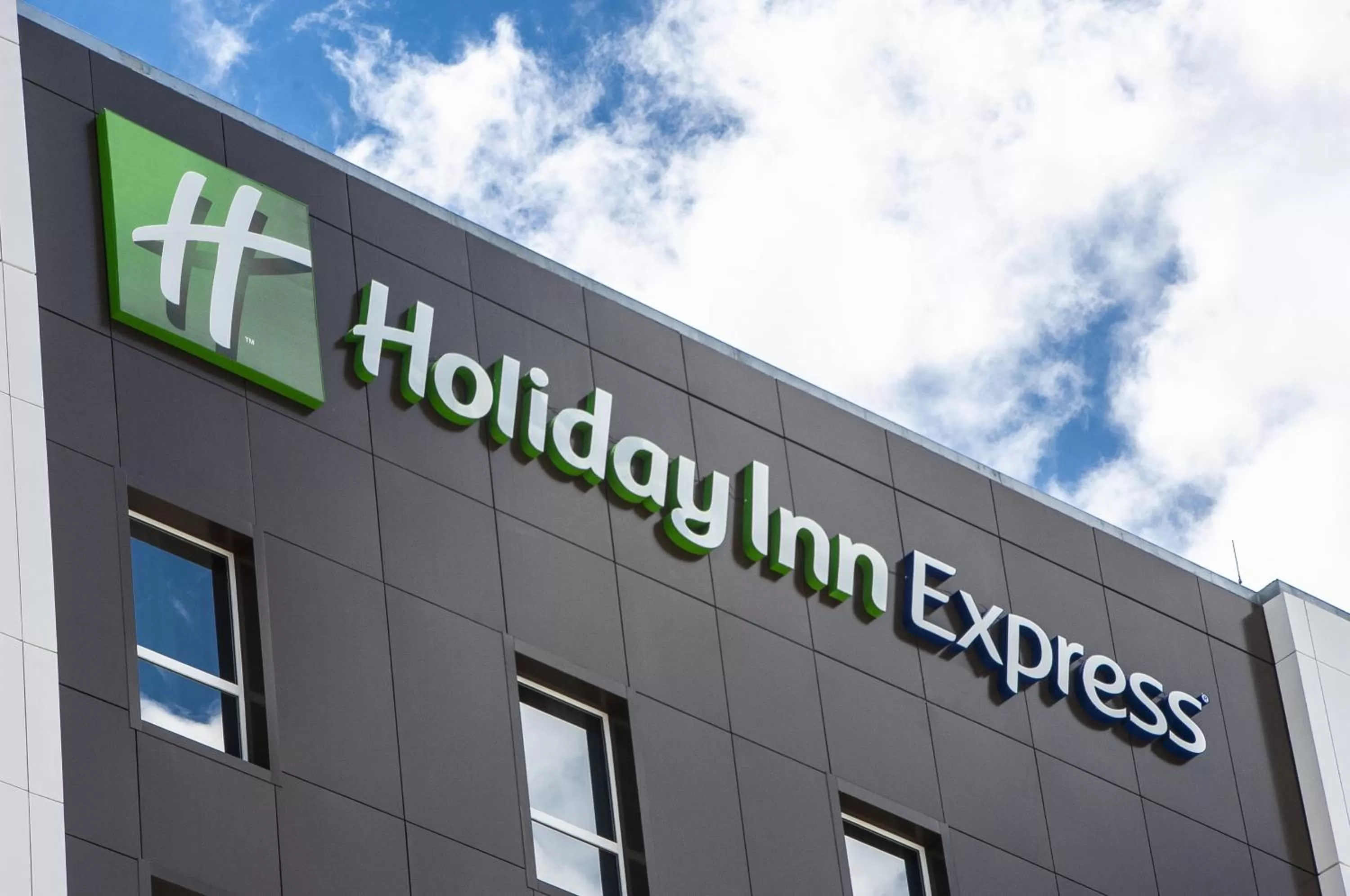 Property building in Holiday Inn Express - Farroupilha, um Hotel IHG