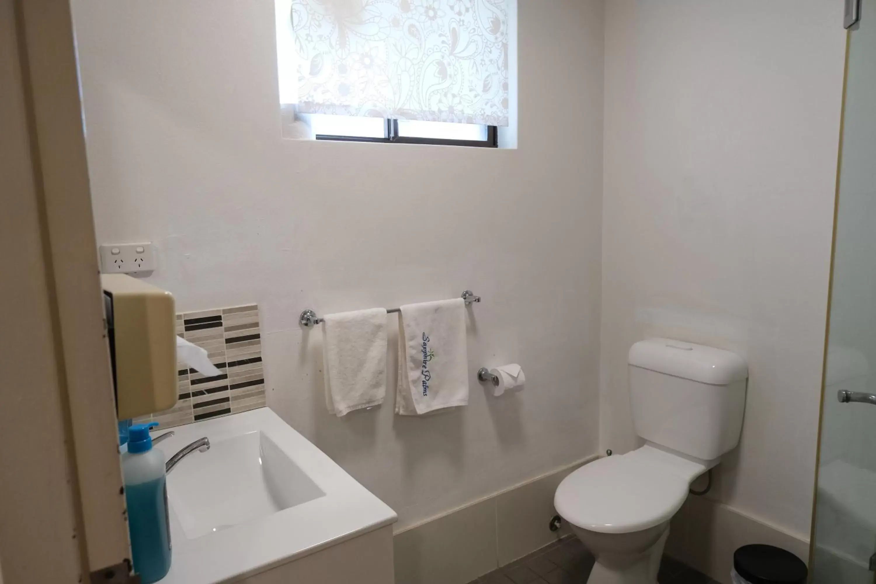 Toilet, Bathroom in Sapphire Palms Motel