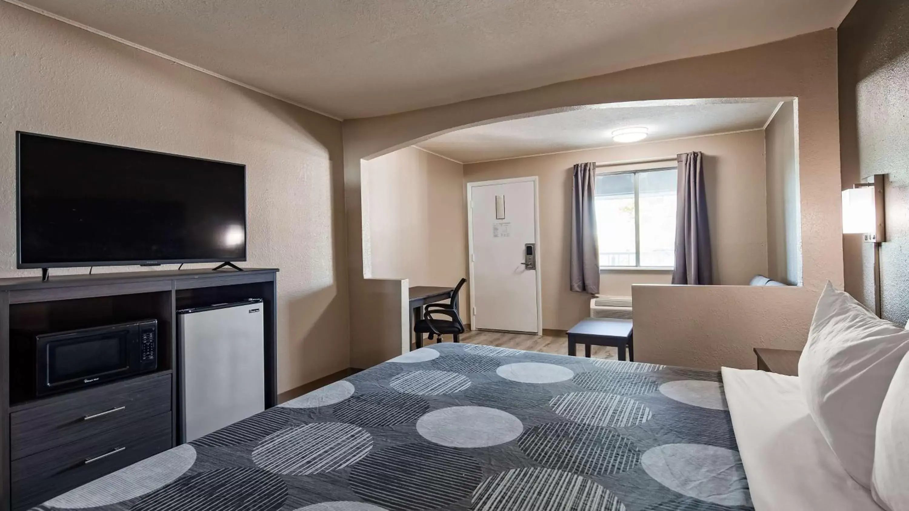 Photo of the whole room, TV/Entertainment Center in SureStay Hotel By Best Western Olathe