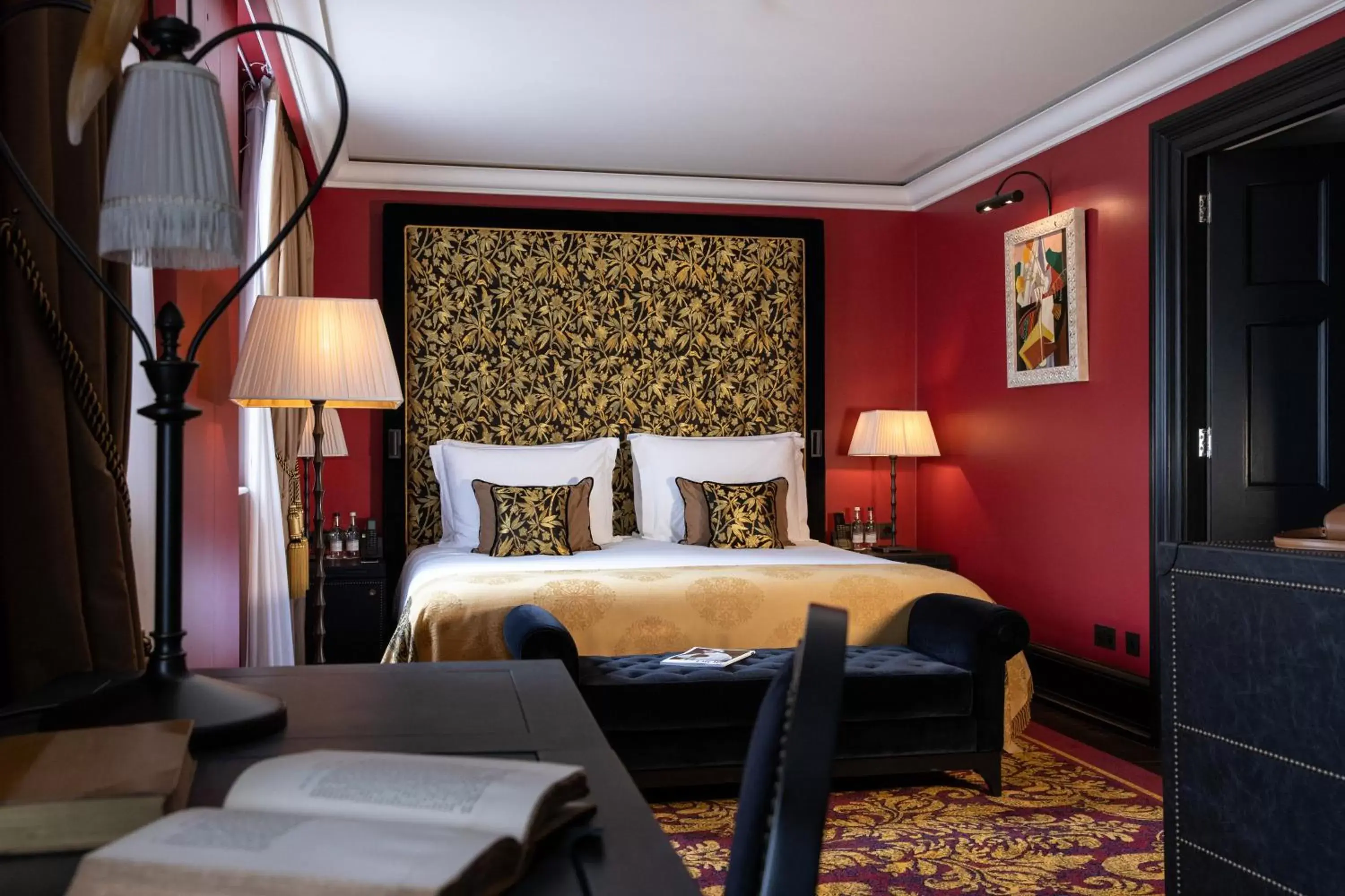 Photo of the whole room, Bed in L'oscar London