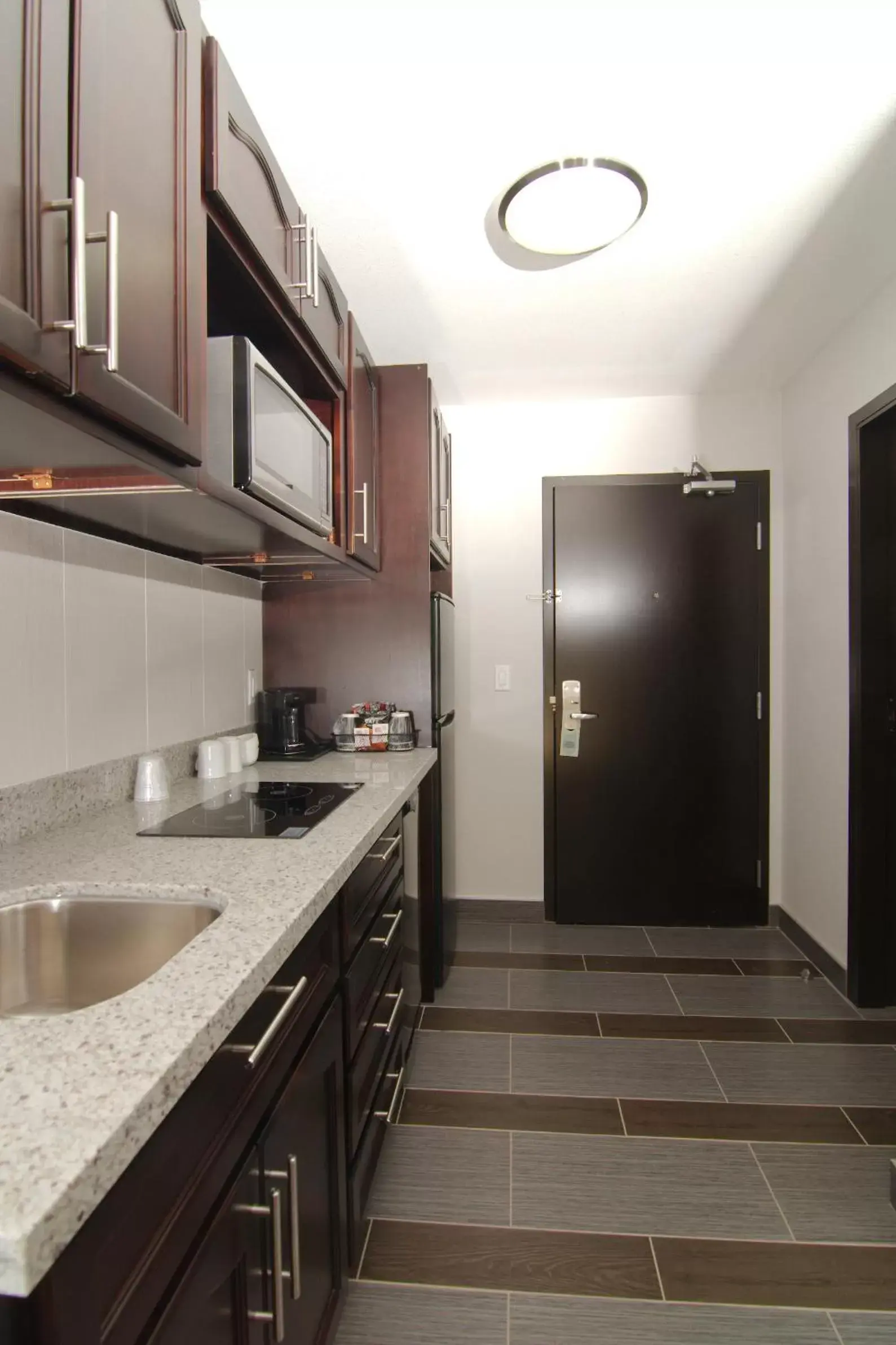 Kitchen or kitchenette, Kitchen/Kitchenette in Paradise Inn and Suites Redwater