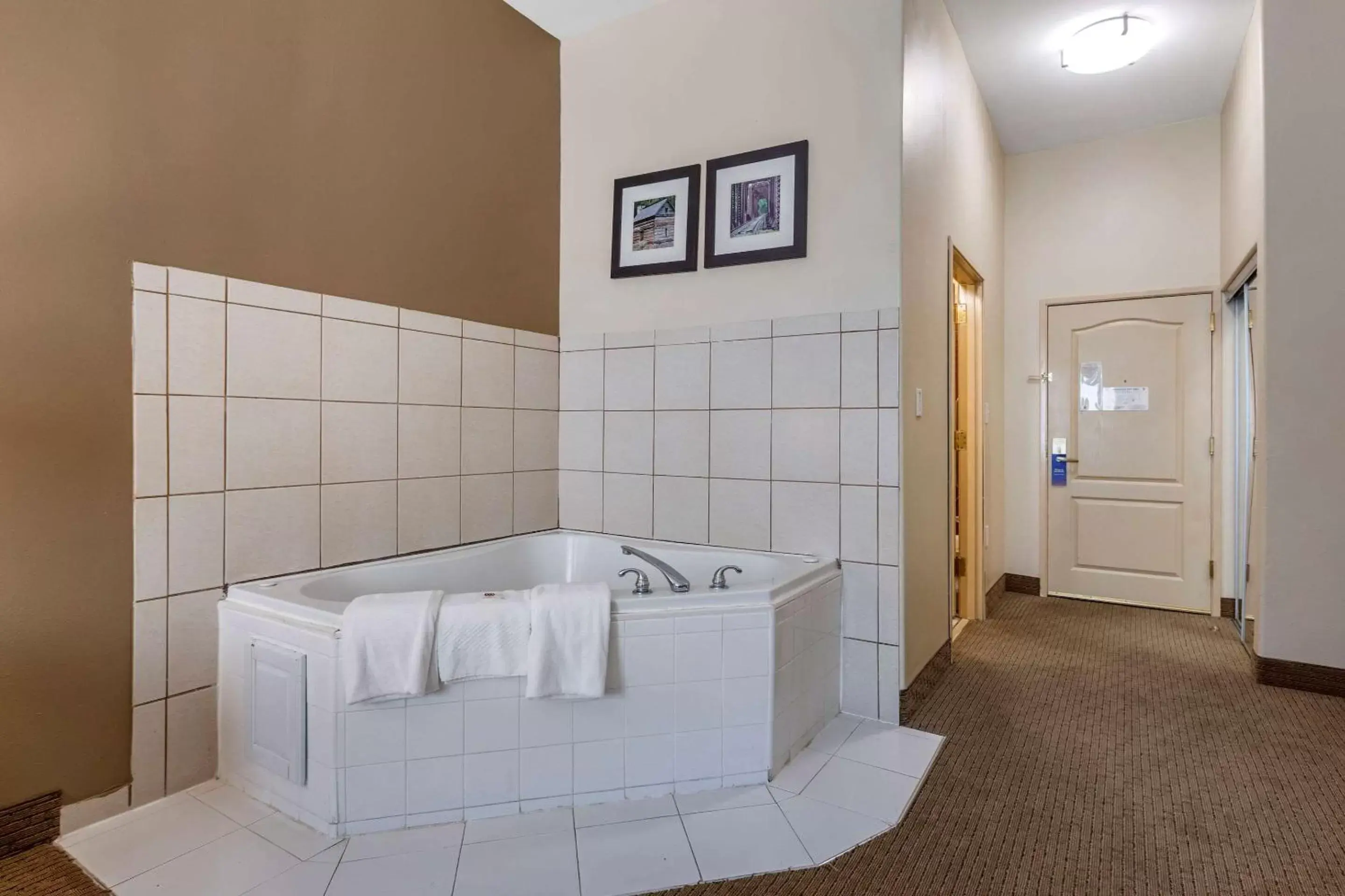 Photo of the whole room, Bathroom in Comfort Inn & Suites Villa Rica