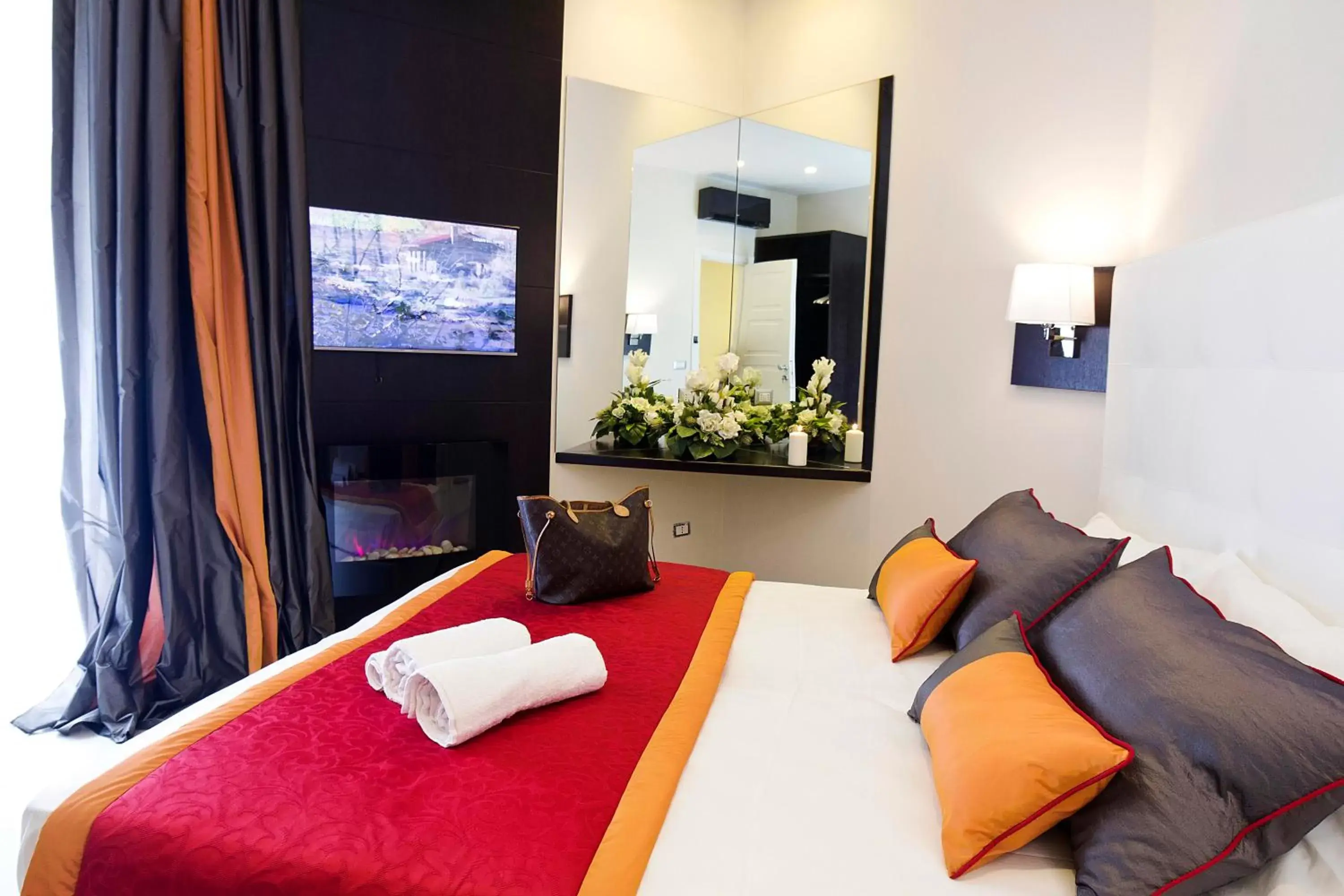 TV and multimedia, Bed in Roman Holidays Boutique Hotel