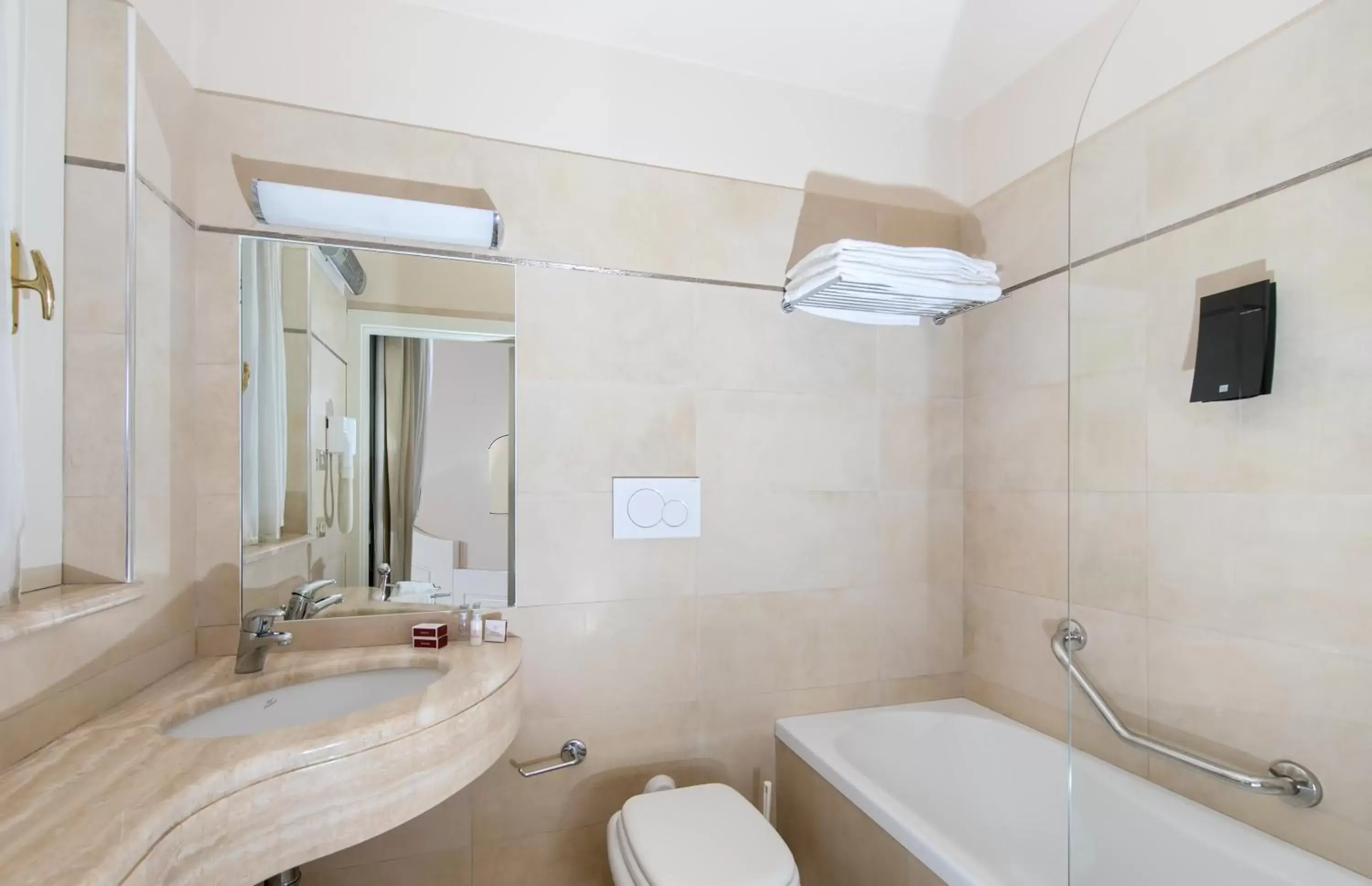 Shower in Hotel Ercolini & Savi