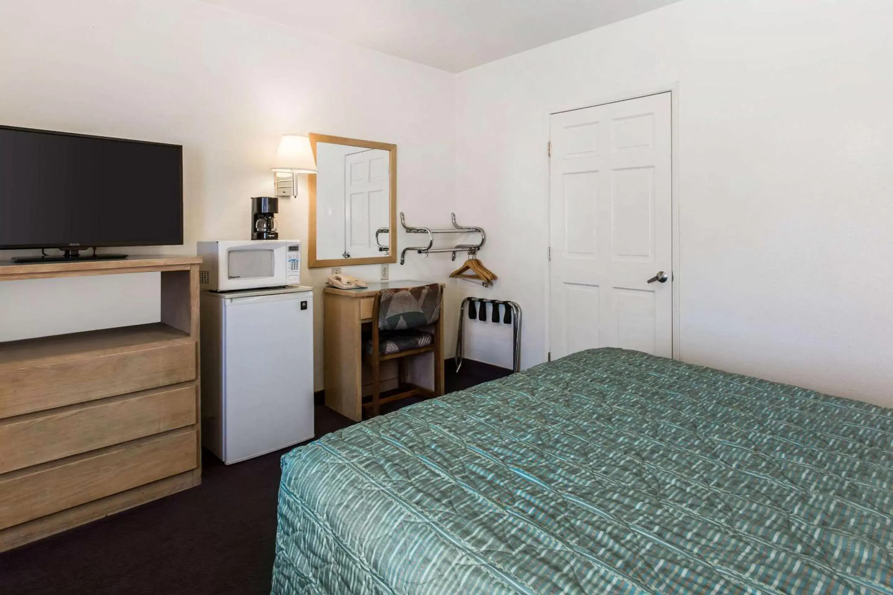 Photo of the whole room, Bed in Rodeway Inn Beaumont