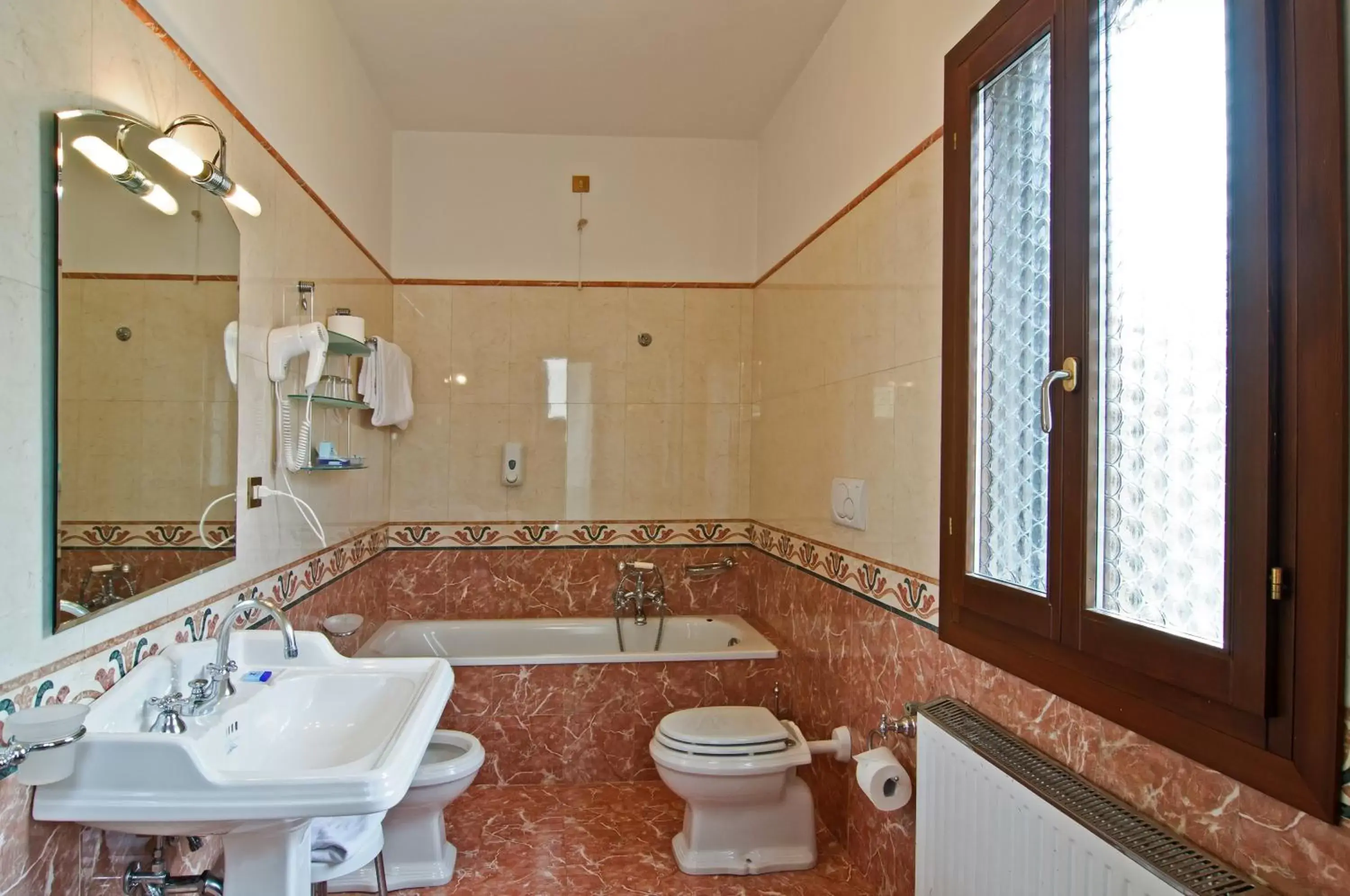 Bathroom in Hotel La Fenice et Des Artistes