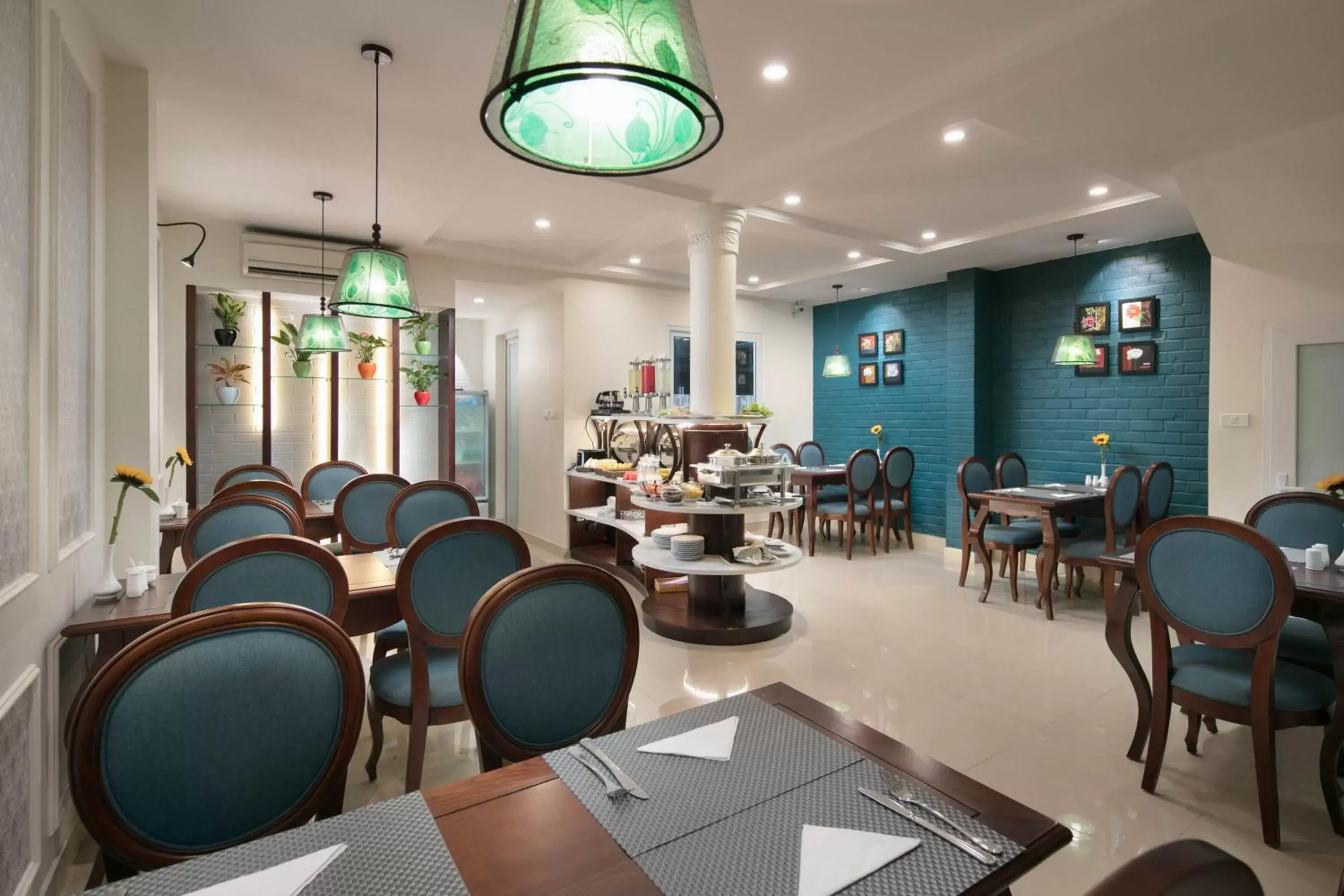 Restaurant/places to eat in Holiday Emerald Hotel Restaurant/places to eat in Holiday Emerald Hotel