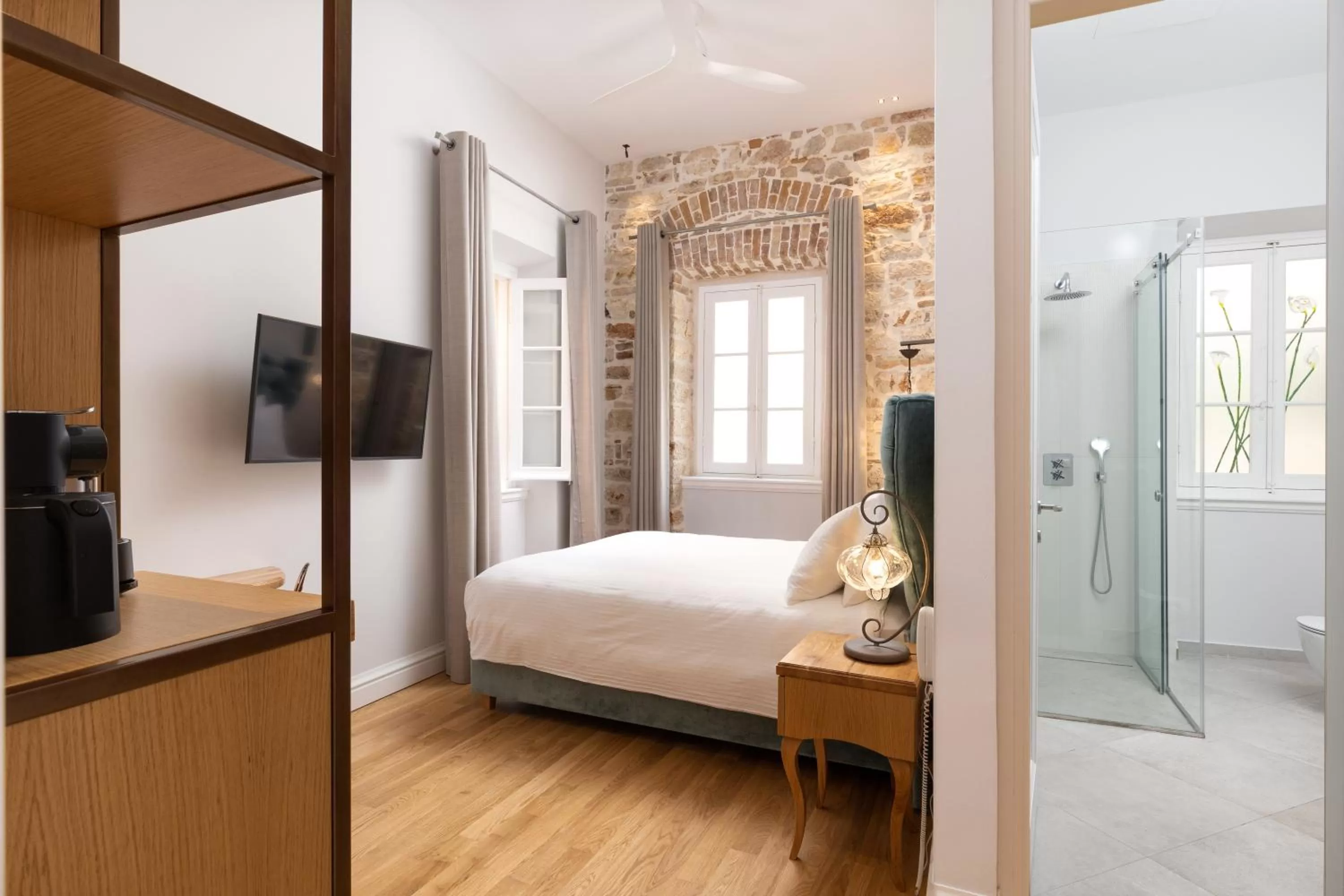 Photo of the whole room, Bed in Acanthus blue