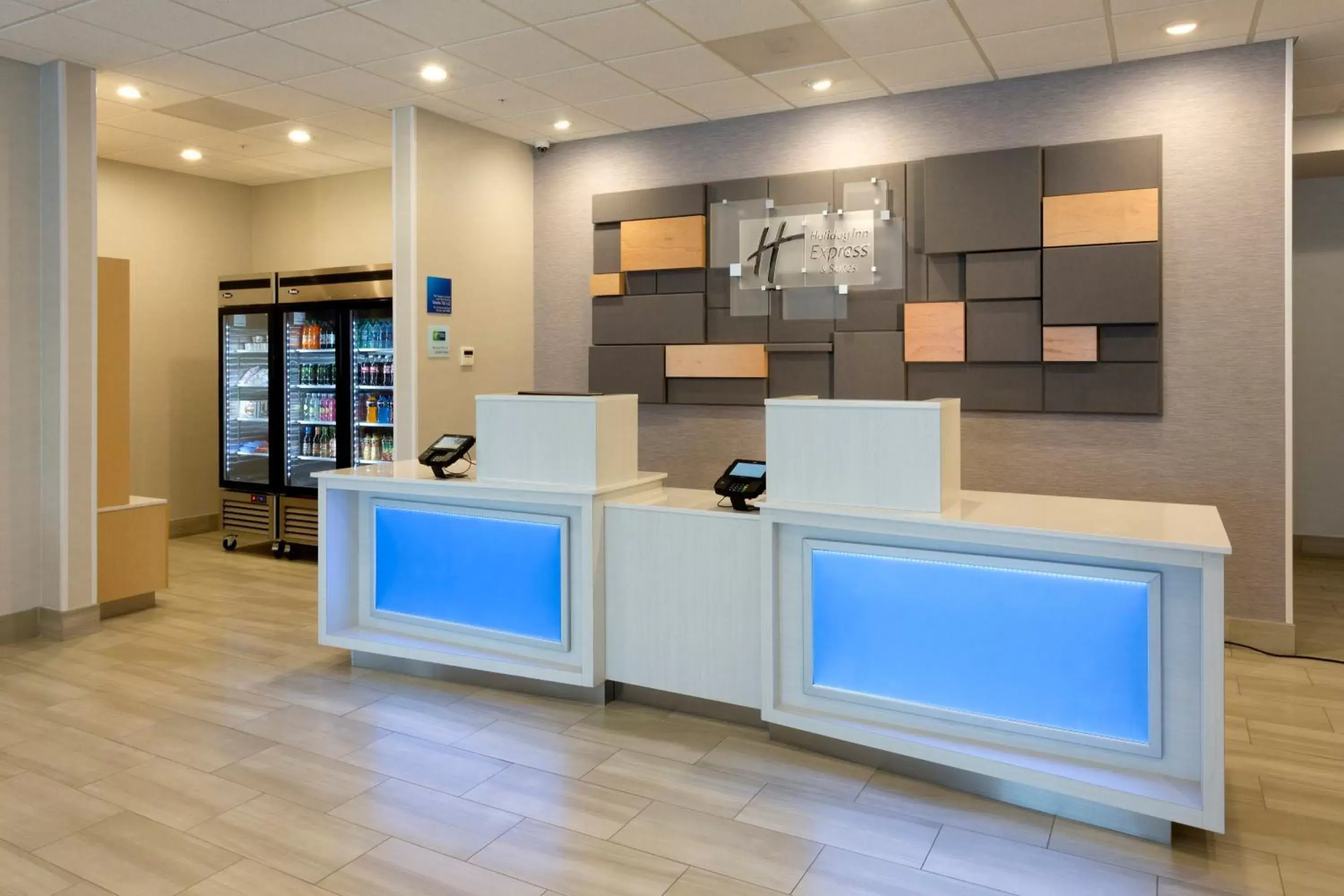 Property building, Lobby/Reception in Holiday Inn Express & Suites - Seattle South - Tukwila, an IHG Hotel