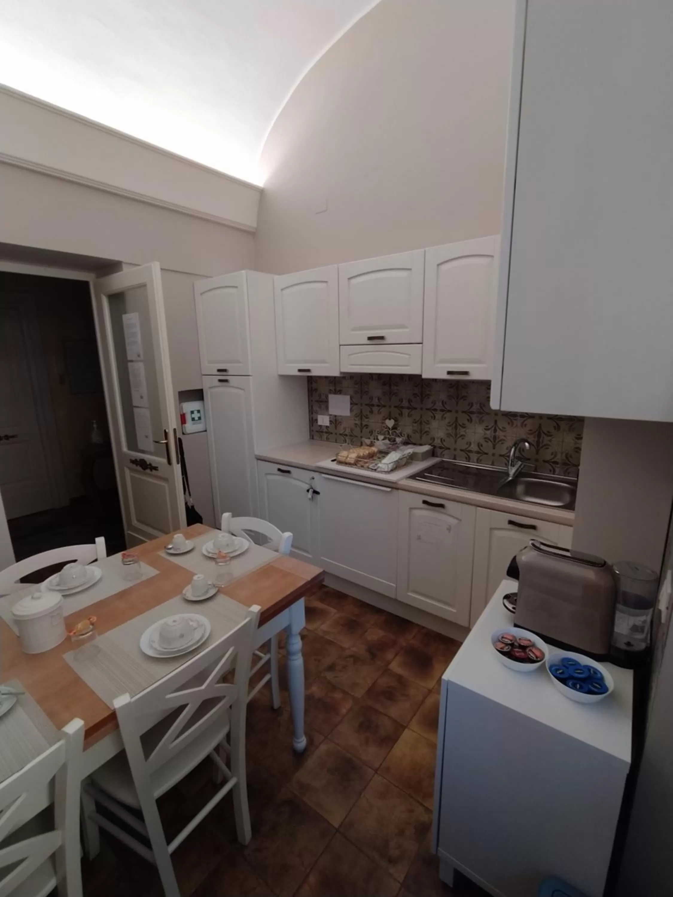 Breakfast, Kitchen/Kitchenette in B&B Domvs tva