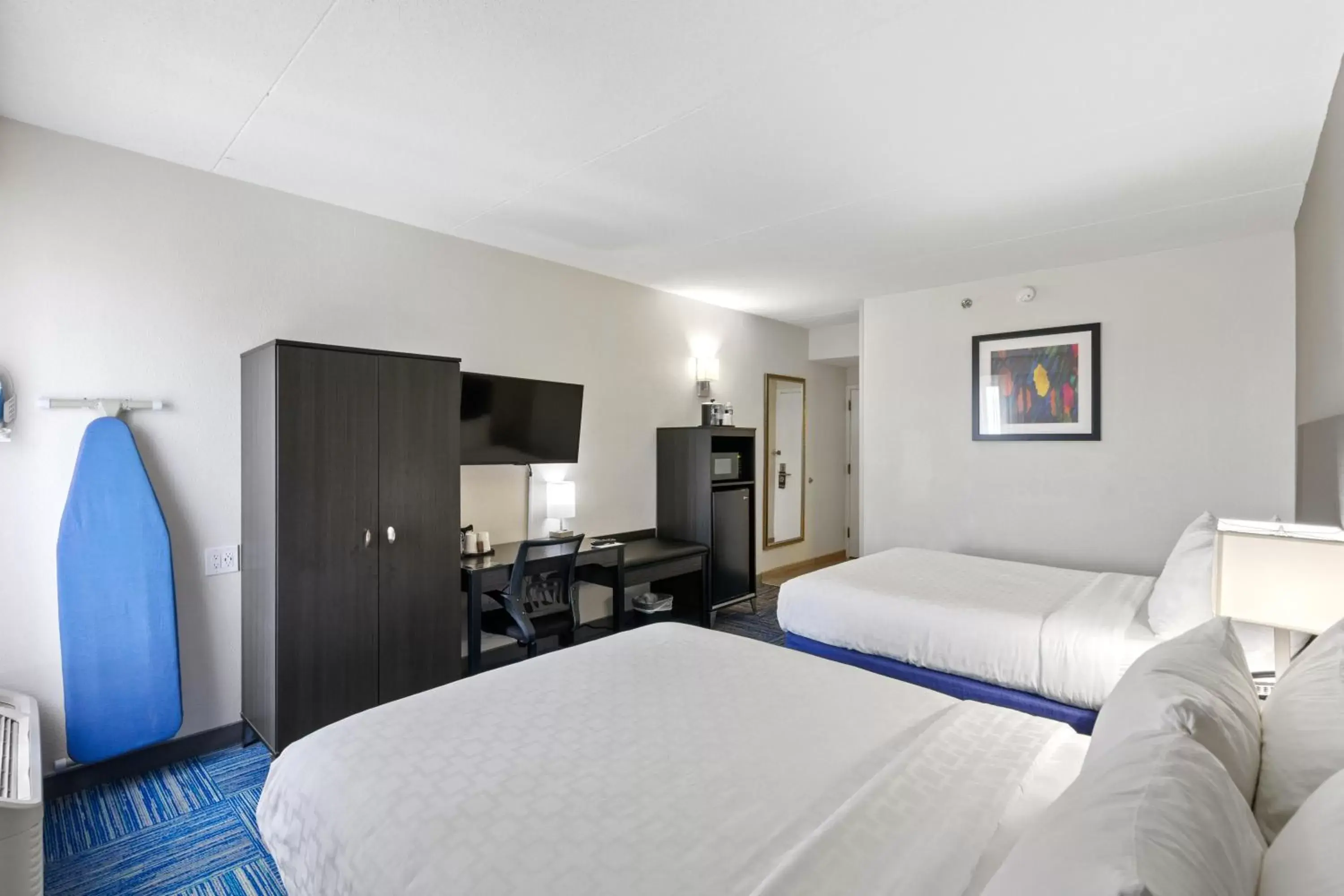 Photo of the whole room, Bed in Allentown Park Hotel, Ascend Hotel Collection