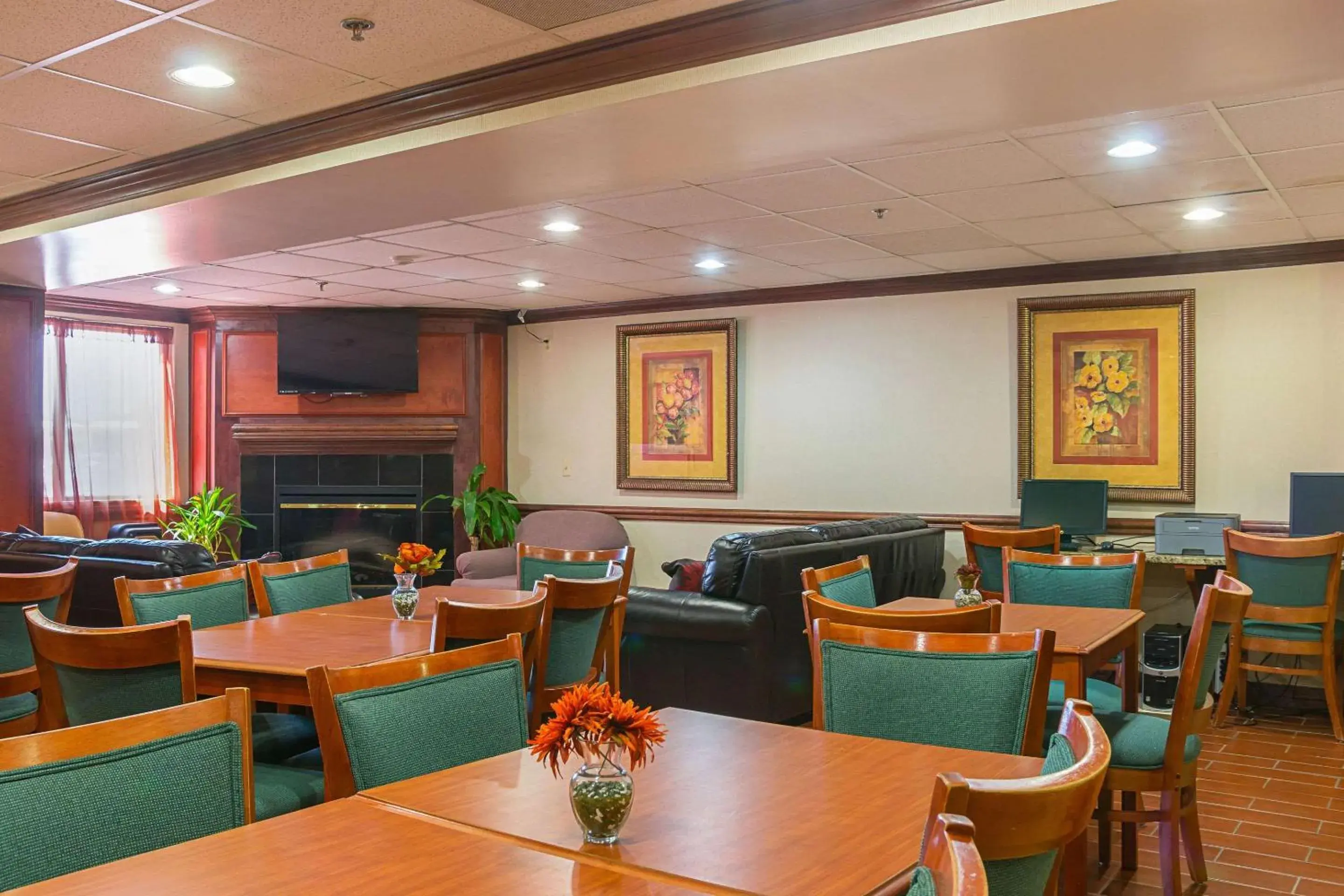 Restaurant/Places to Eat in Quality Inn & Suites Detroit Metro Airport