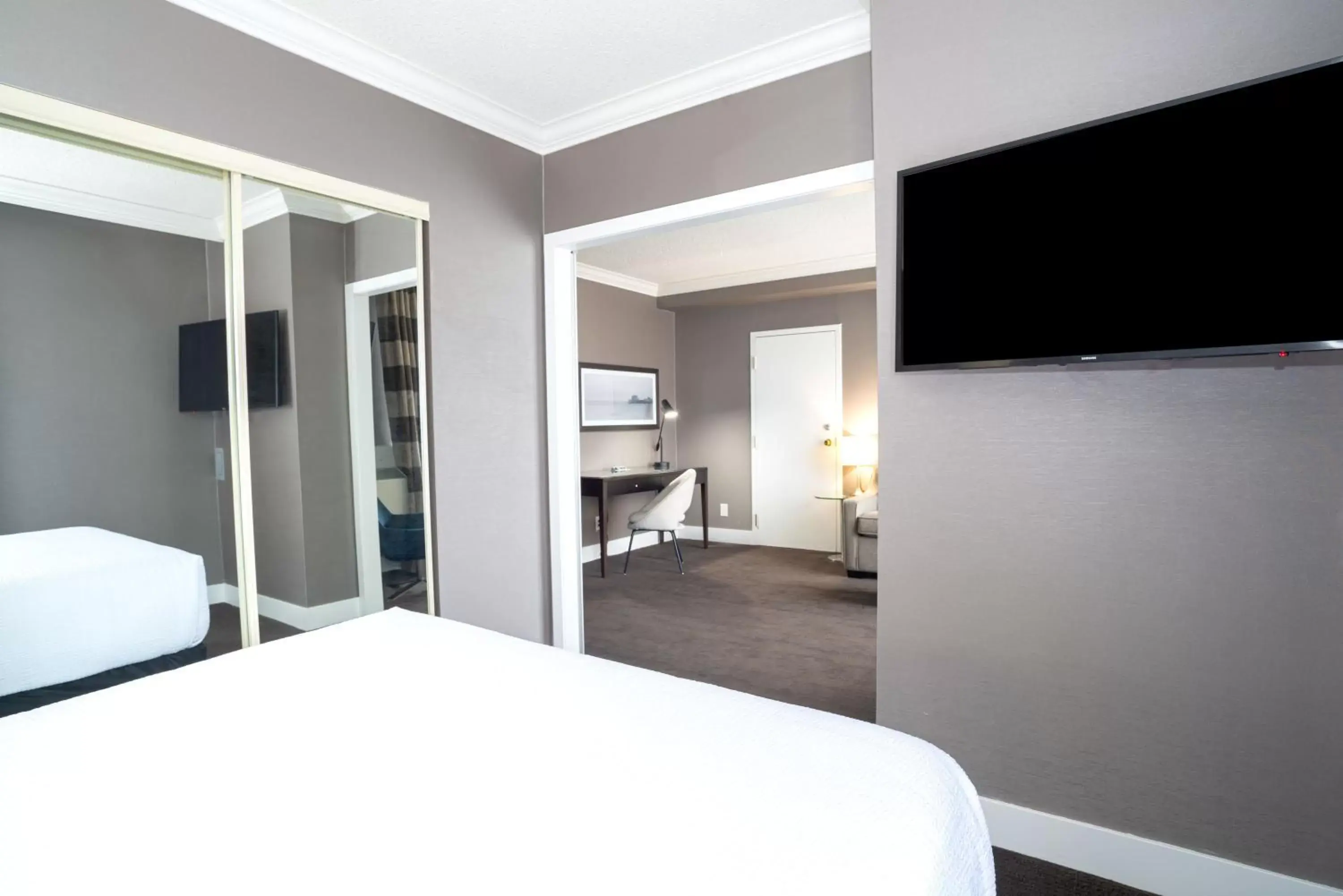 Photo of the whole room, Bed in Sandman Signature Mississauga Hotel