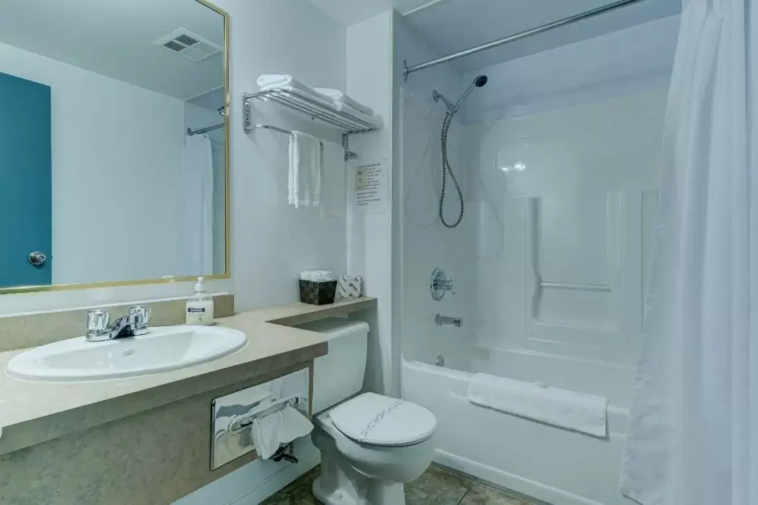 Shower, Bathroom in Hôtel Val-des-Sources