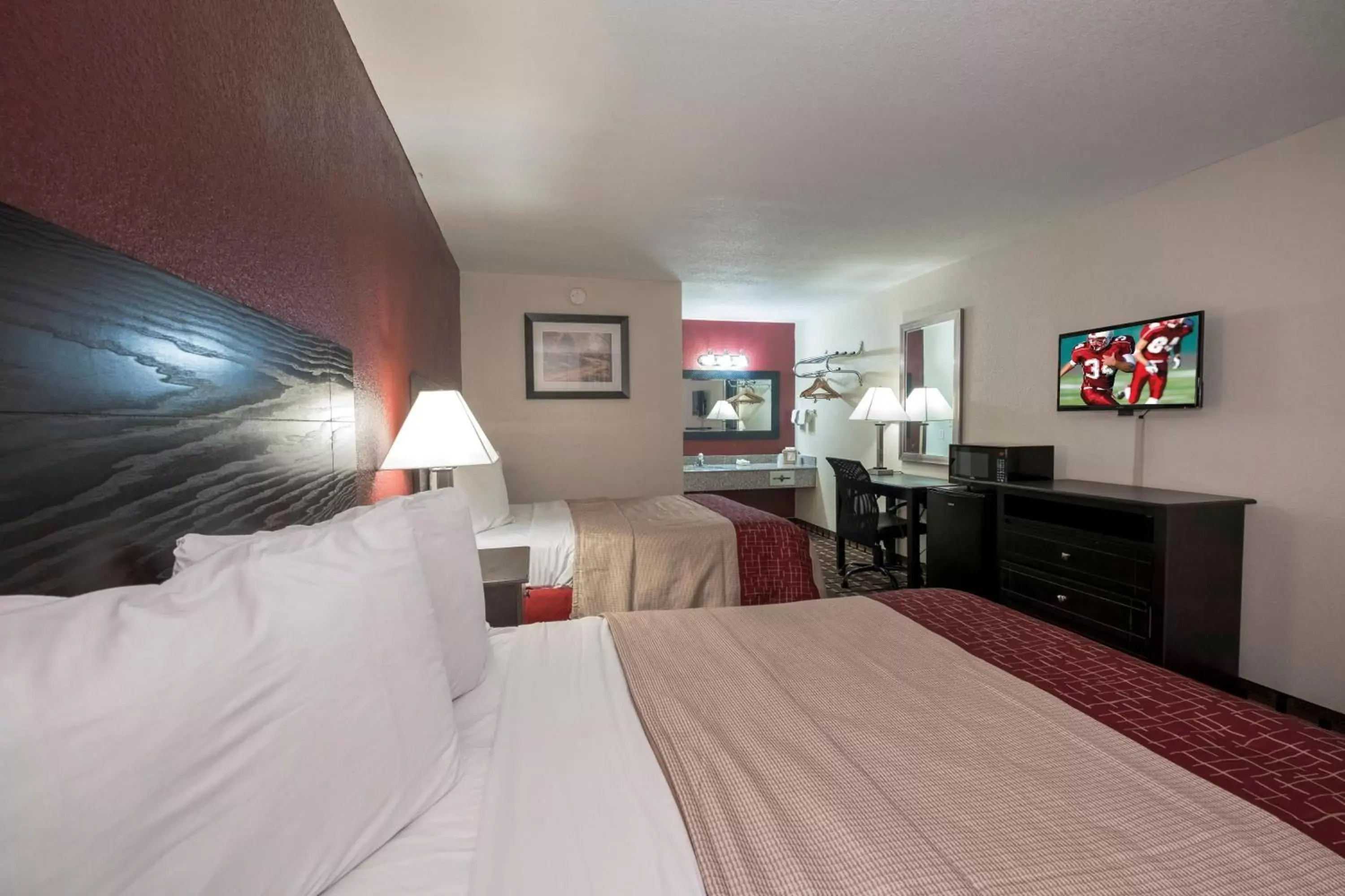 Photo of the whole room, Bed in Red Roof Inn Mobile - Midtown