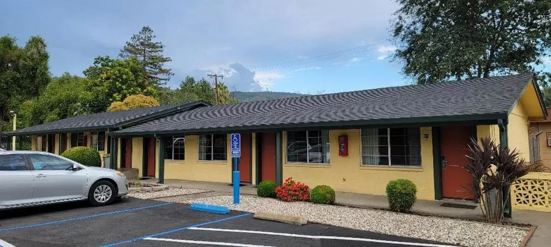 Property building in Lakeview Inn Property building in Lakeview Inn