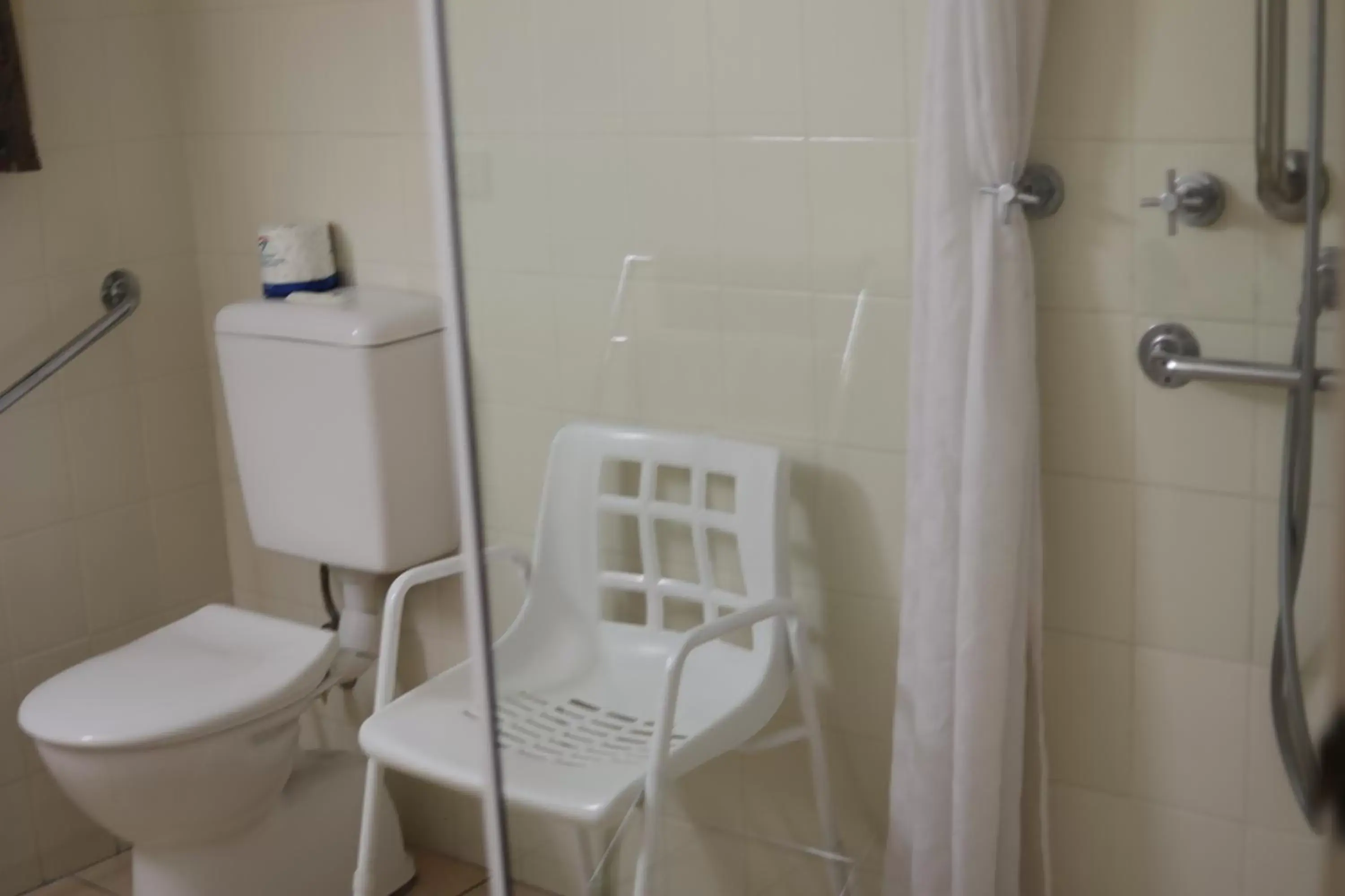 Shower, Bathroom in All Settlers Motor Inn Parkes