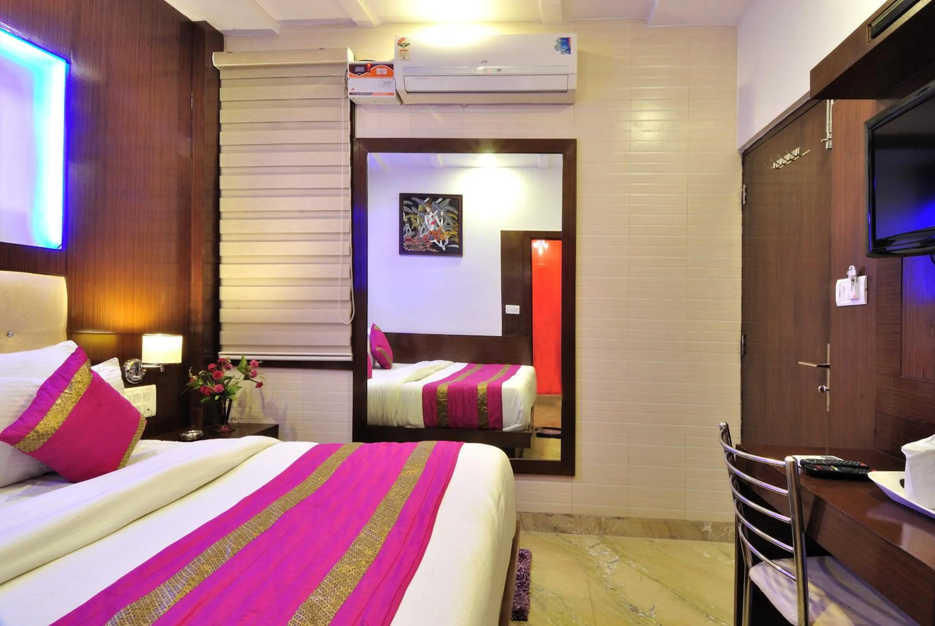 Bedroom, Bed in Hotel Nirmal Mahal - Paharganj - New Delhi