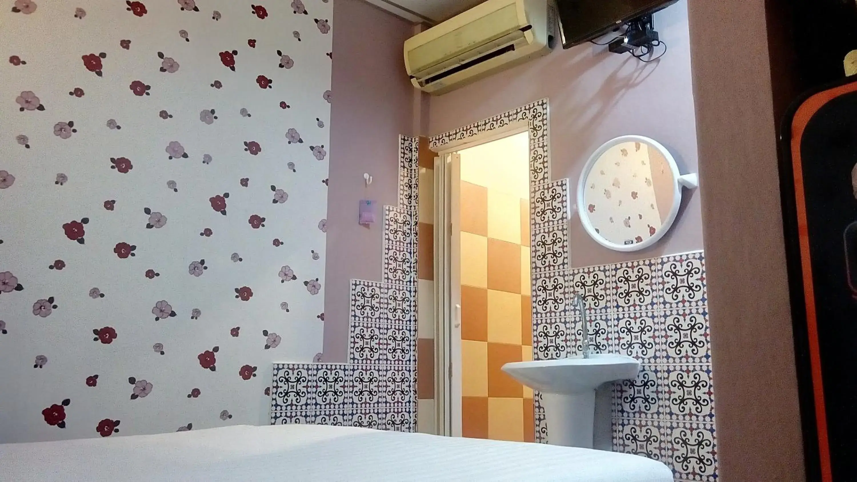 Bed, Bathroom in Decor Do Hostel