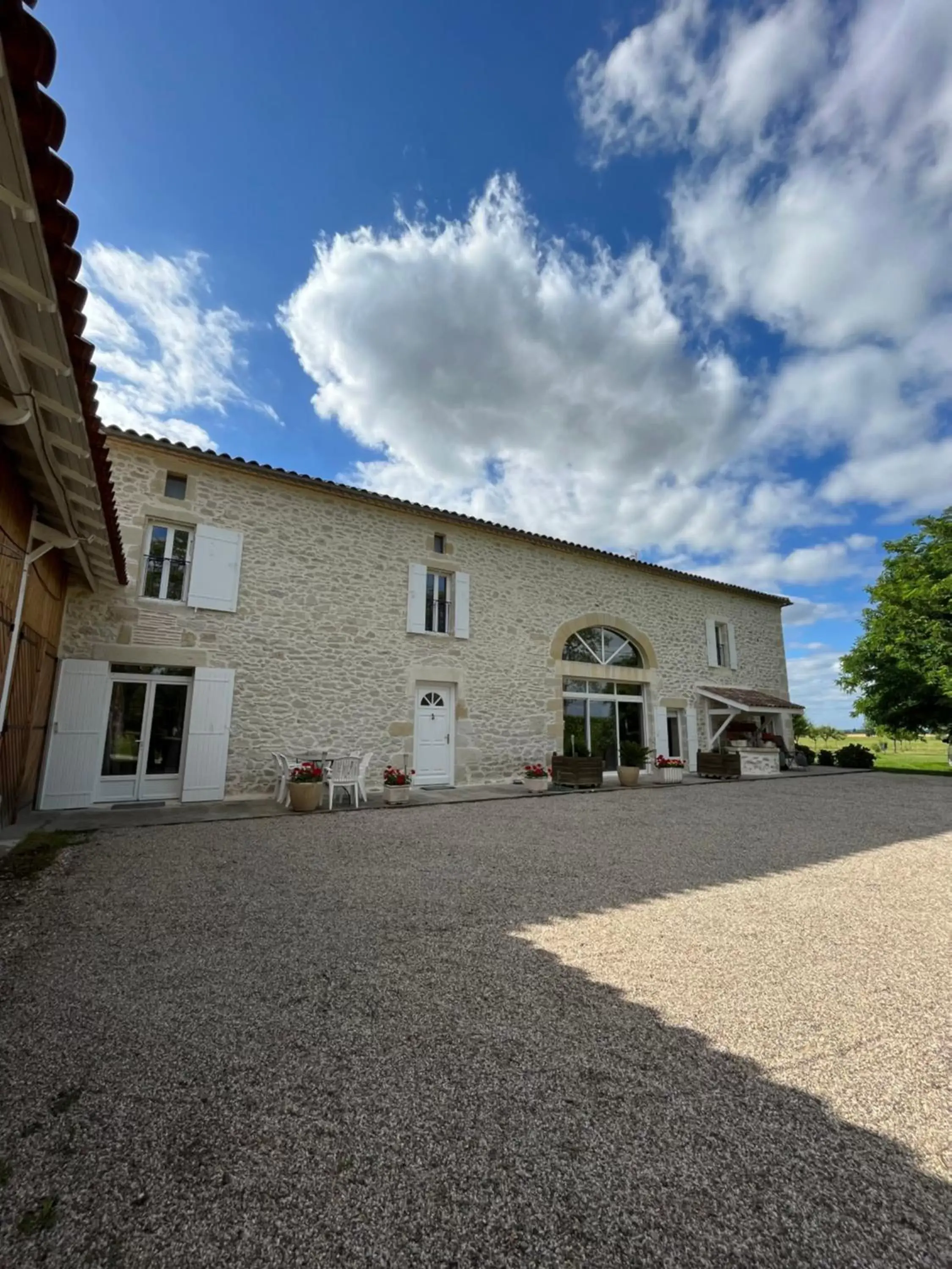 Facade/entrance, Property Building in Les Chambres de Carreau