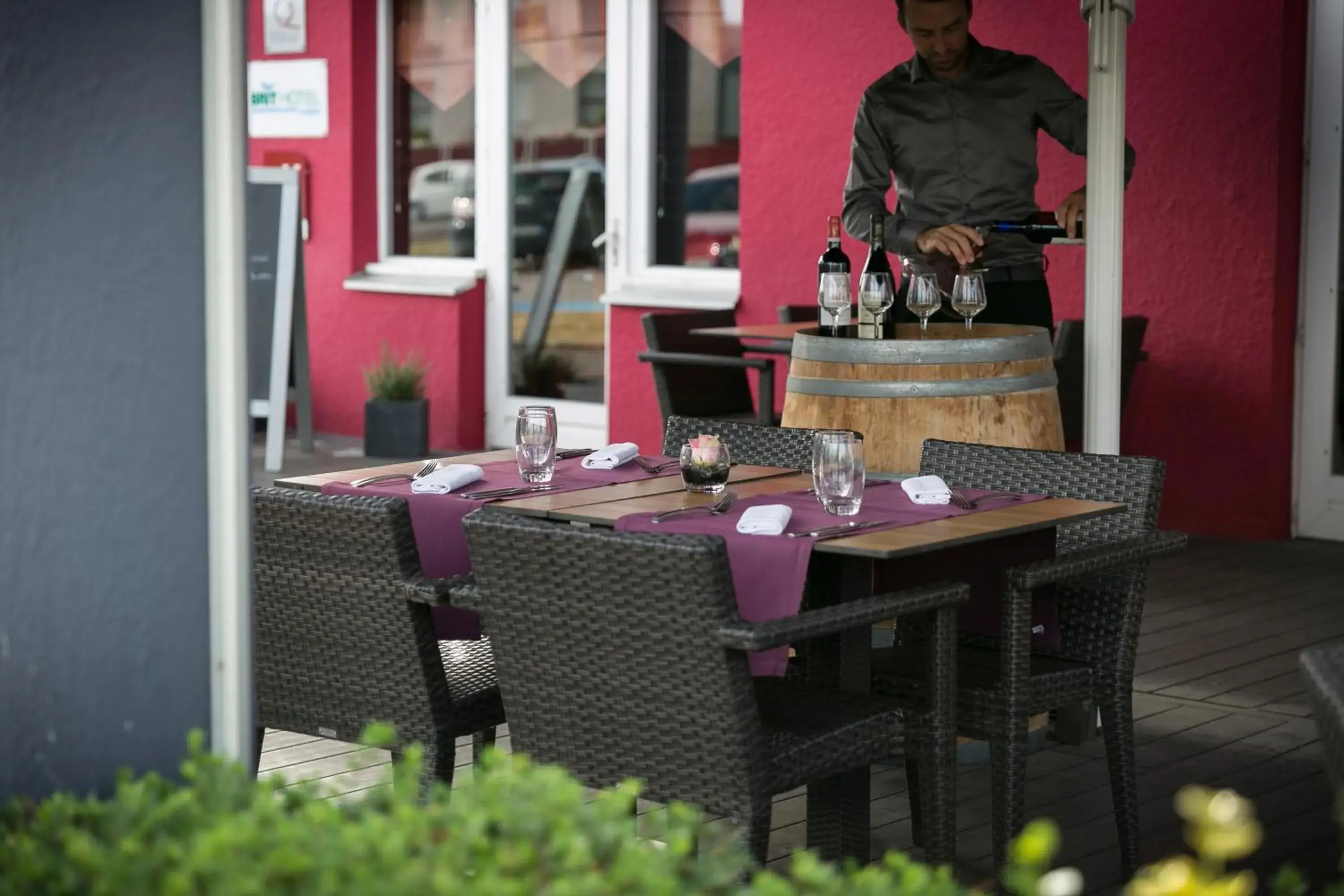 Patio, Restaurant/Places to Eat in Brit Hotel Rennes Le Castel