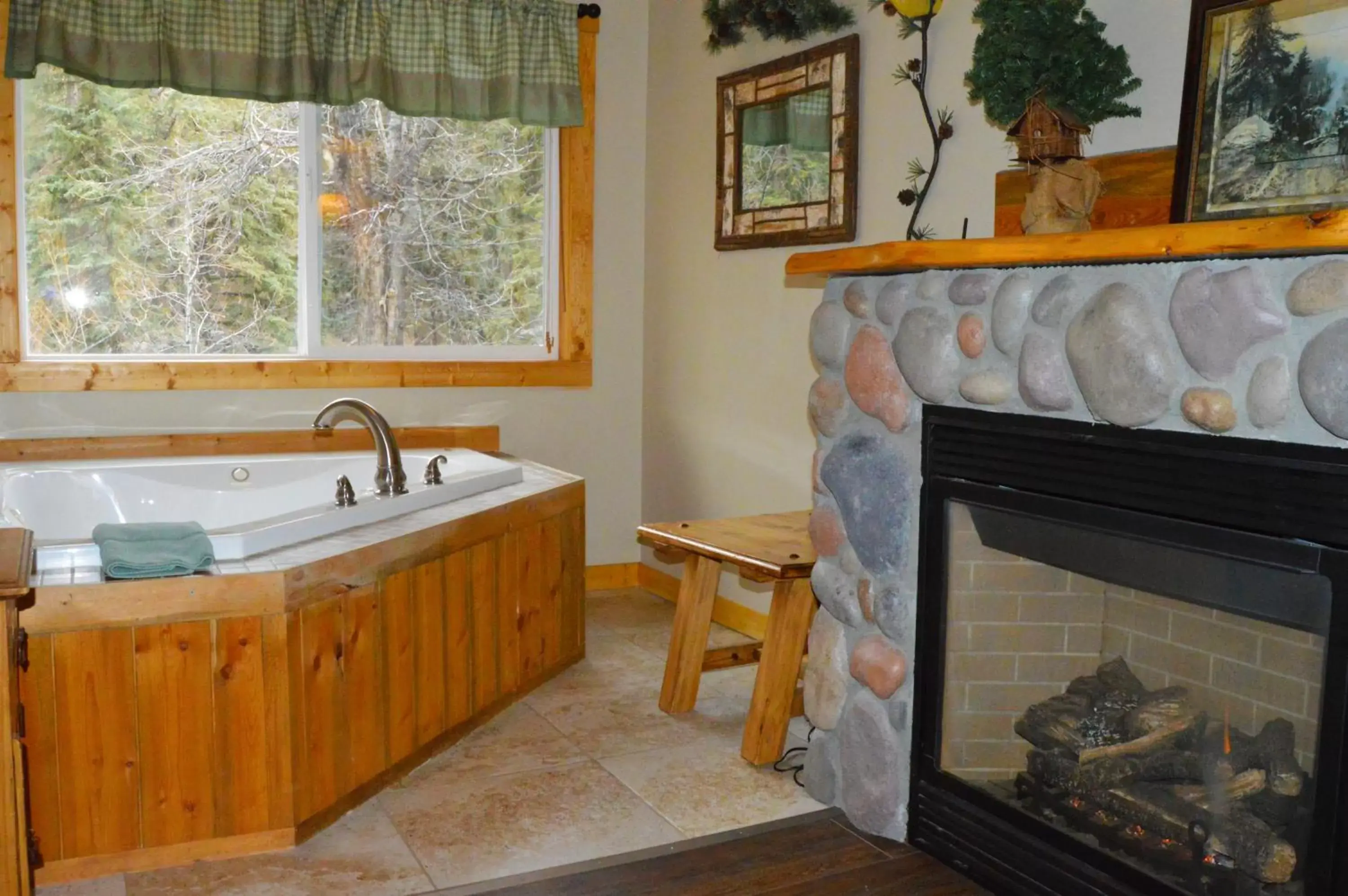 Hot Tub, Bathroom in The Inn on Fall River & Fall River Cabins