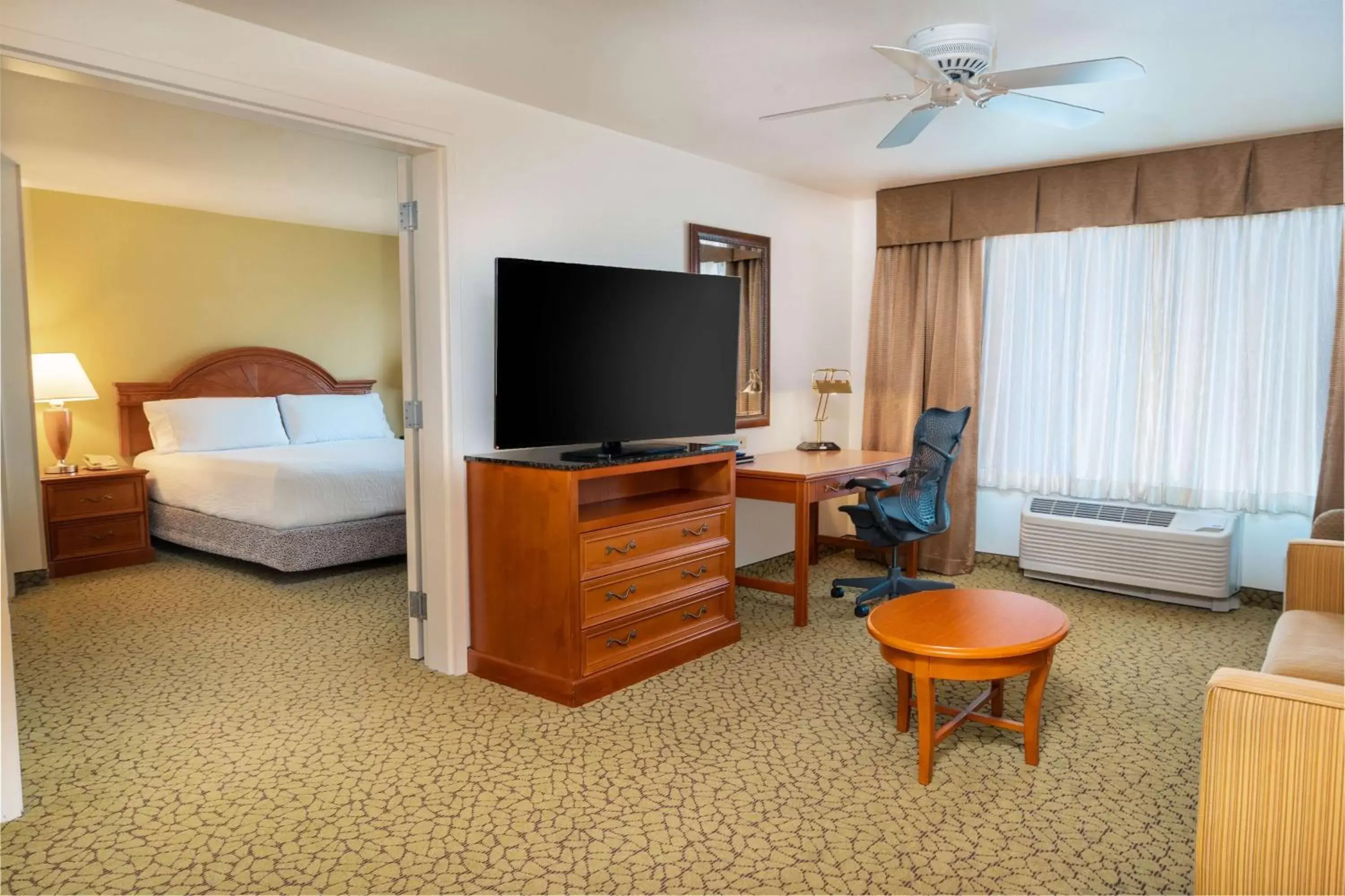 Bedroom, TV/Entertainment Center in Hilton Garden Inn Ontario Rancho Cucamonga