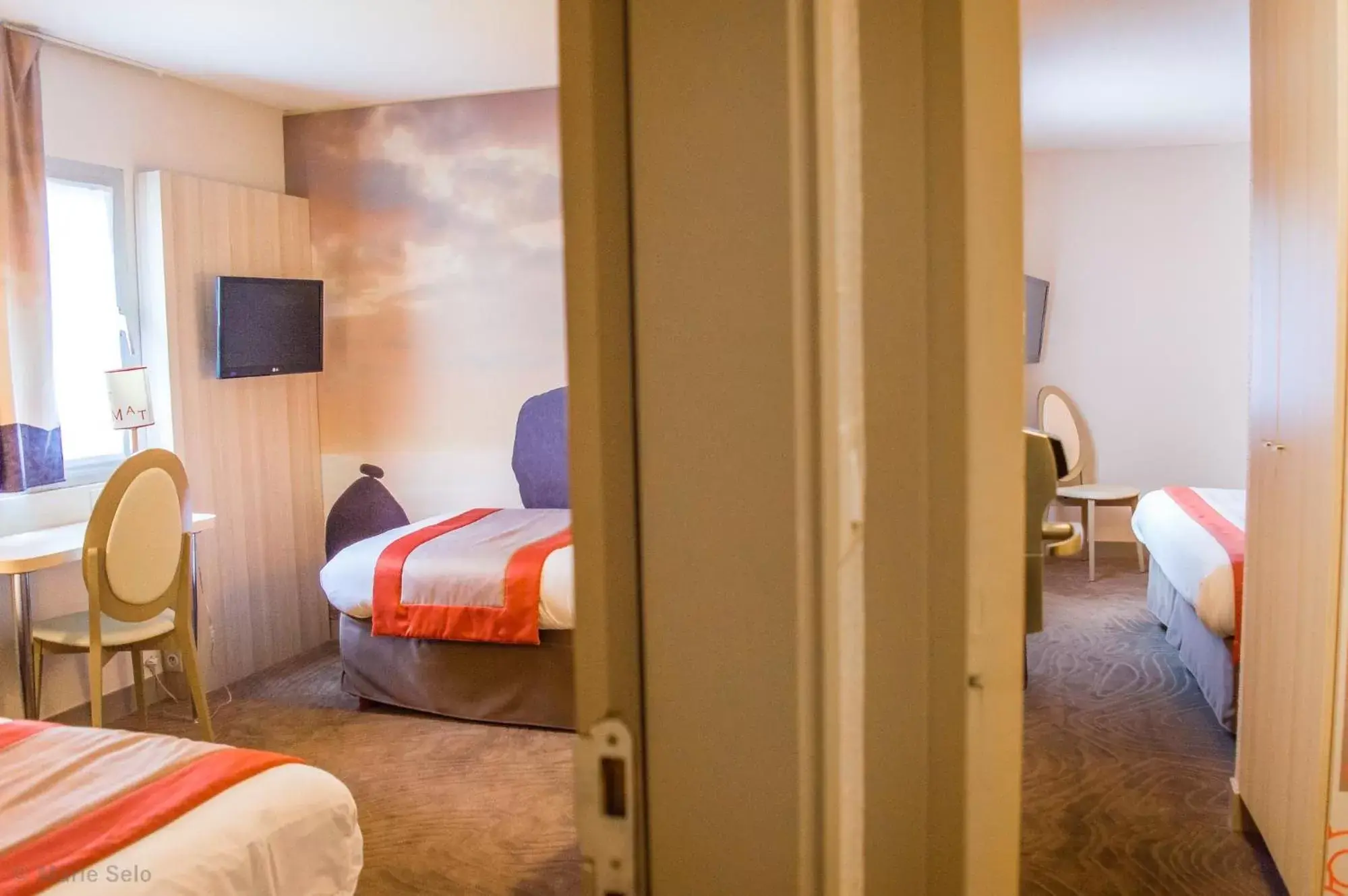 Photo of the whole room, Bed in Best Western Auray le Loch Photo of the whole room, Bed in Best Western Auray le Loch